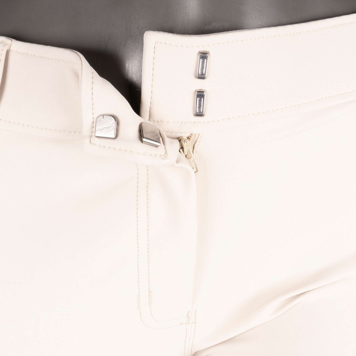 Montar Pantalones MoZuna Gun Metal Crystals Agarre de rodilla Warm Light Grey