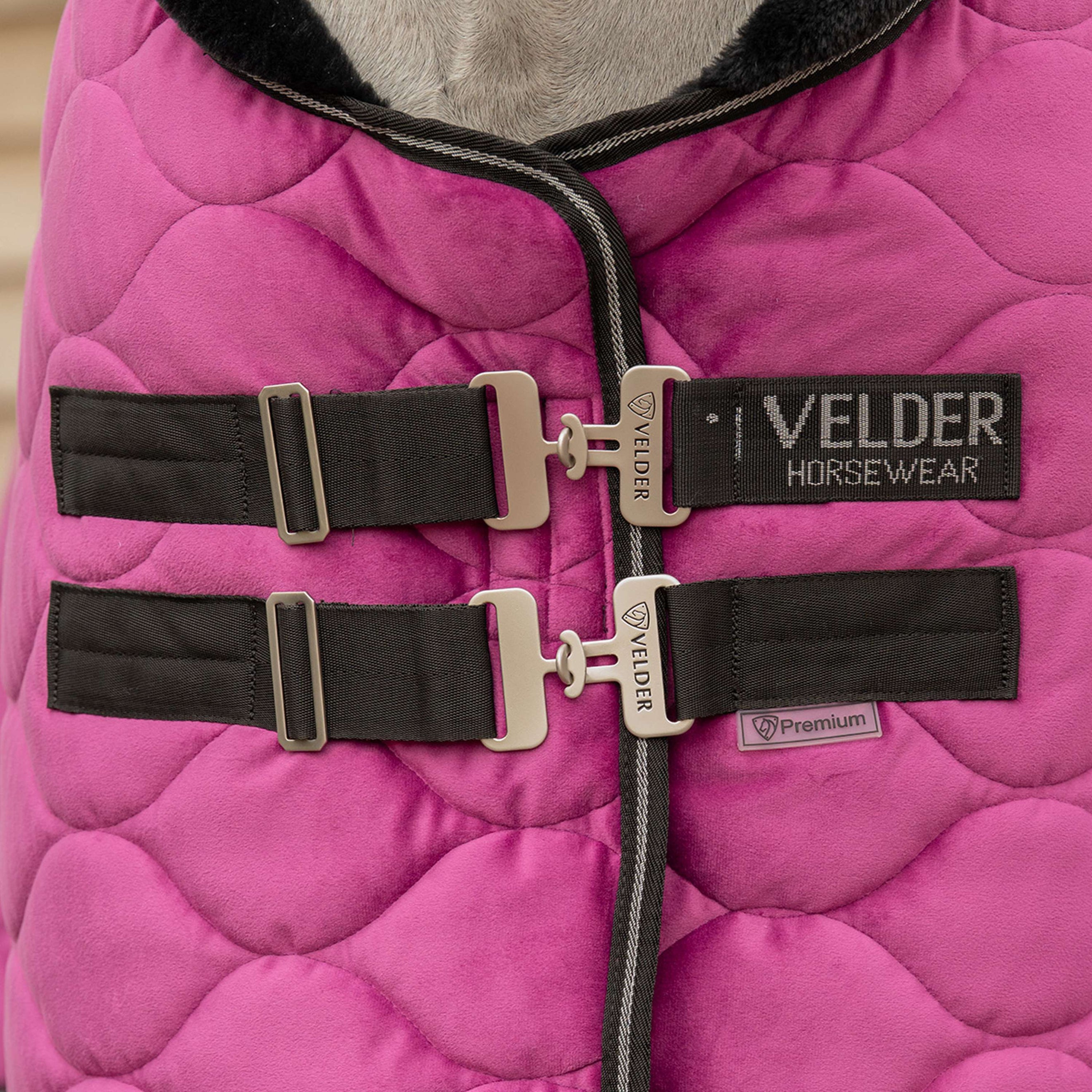 Velder Horsewear Premium Manta de exhibición Satin Glow Dutch Raspberry