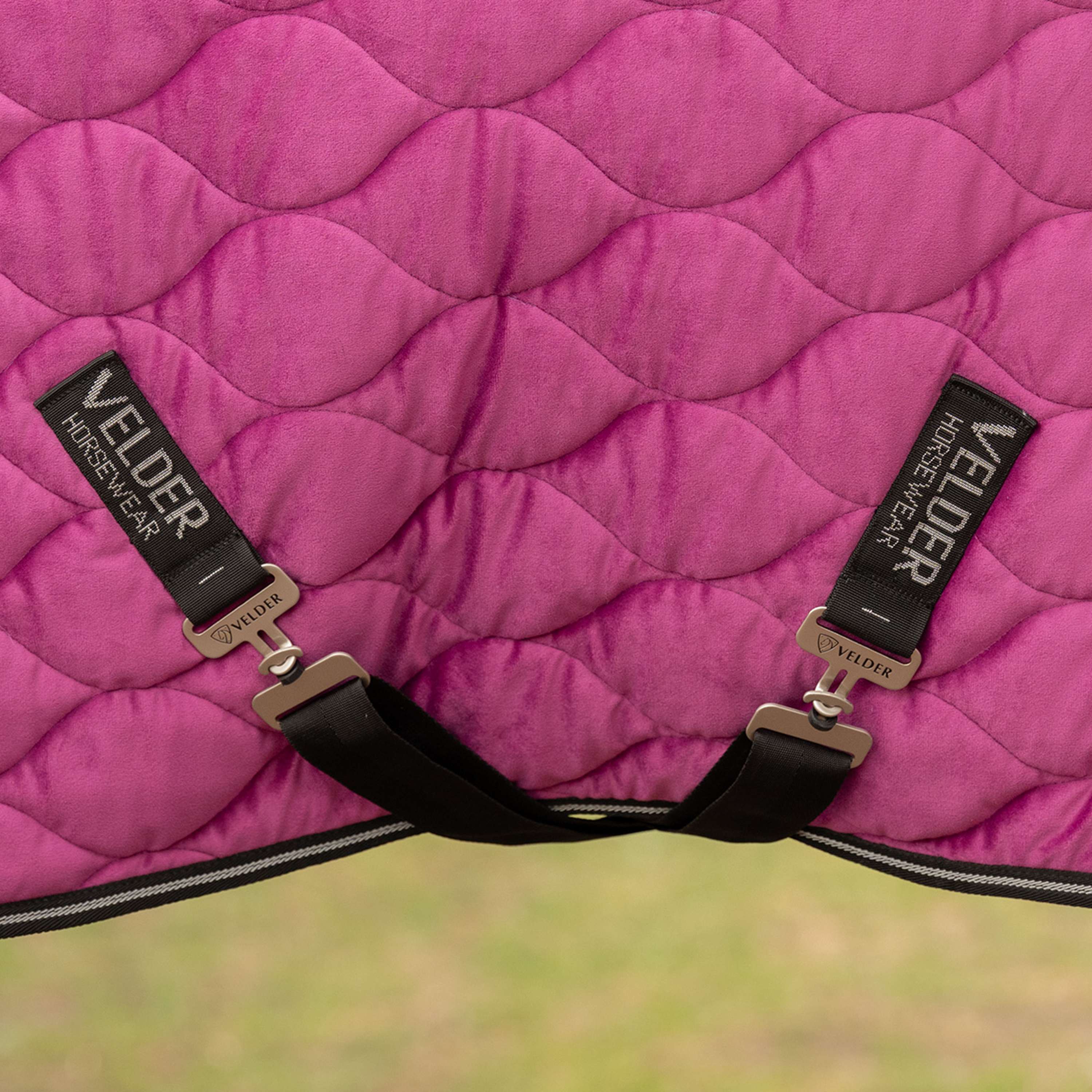 Velder Horsewear Premium Manta de exhibición Satin Glow Dutch Raspberry