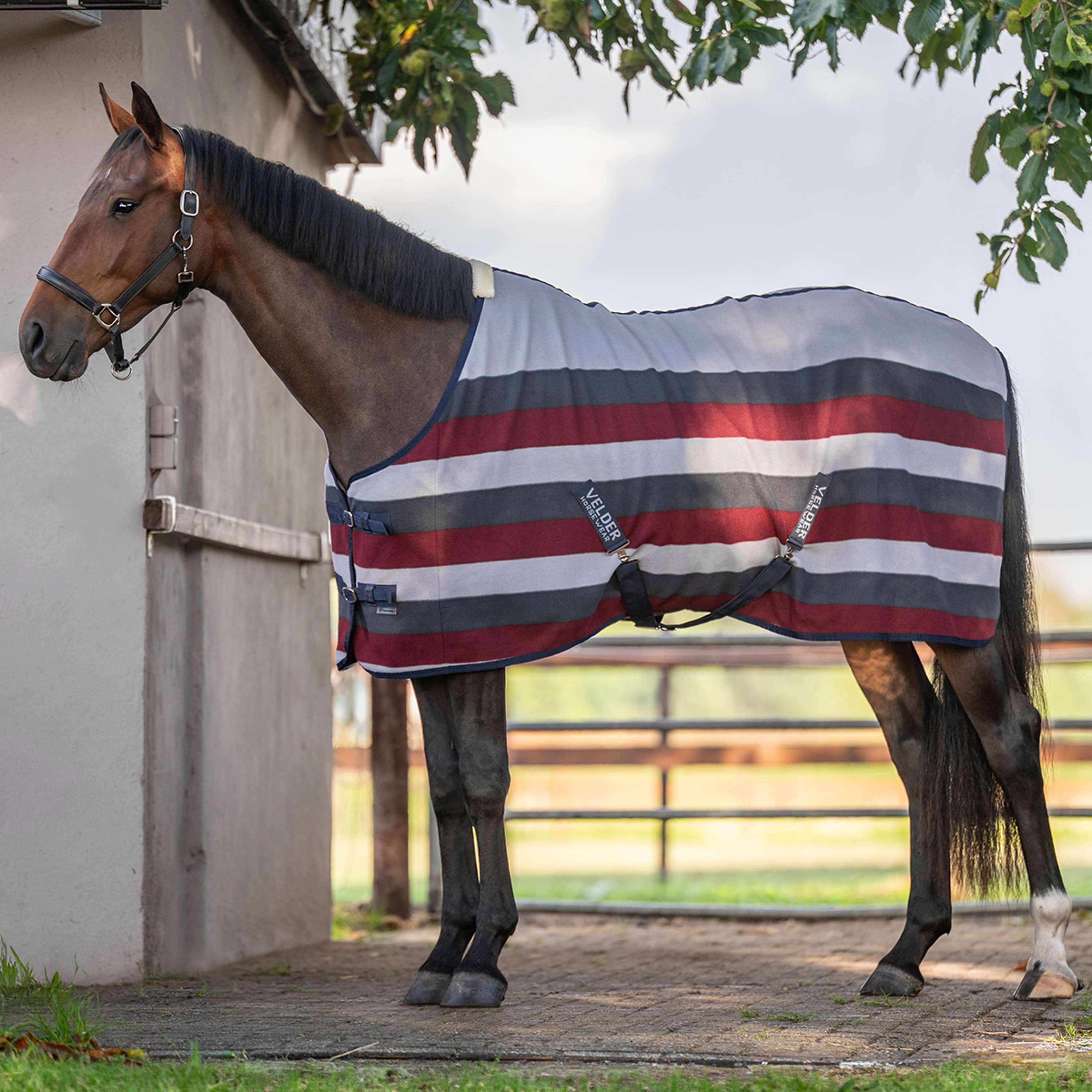 Velder Horsewear Essentials Manta de Forro Polar Polar Stripes Gris/Rojo Bordeaux