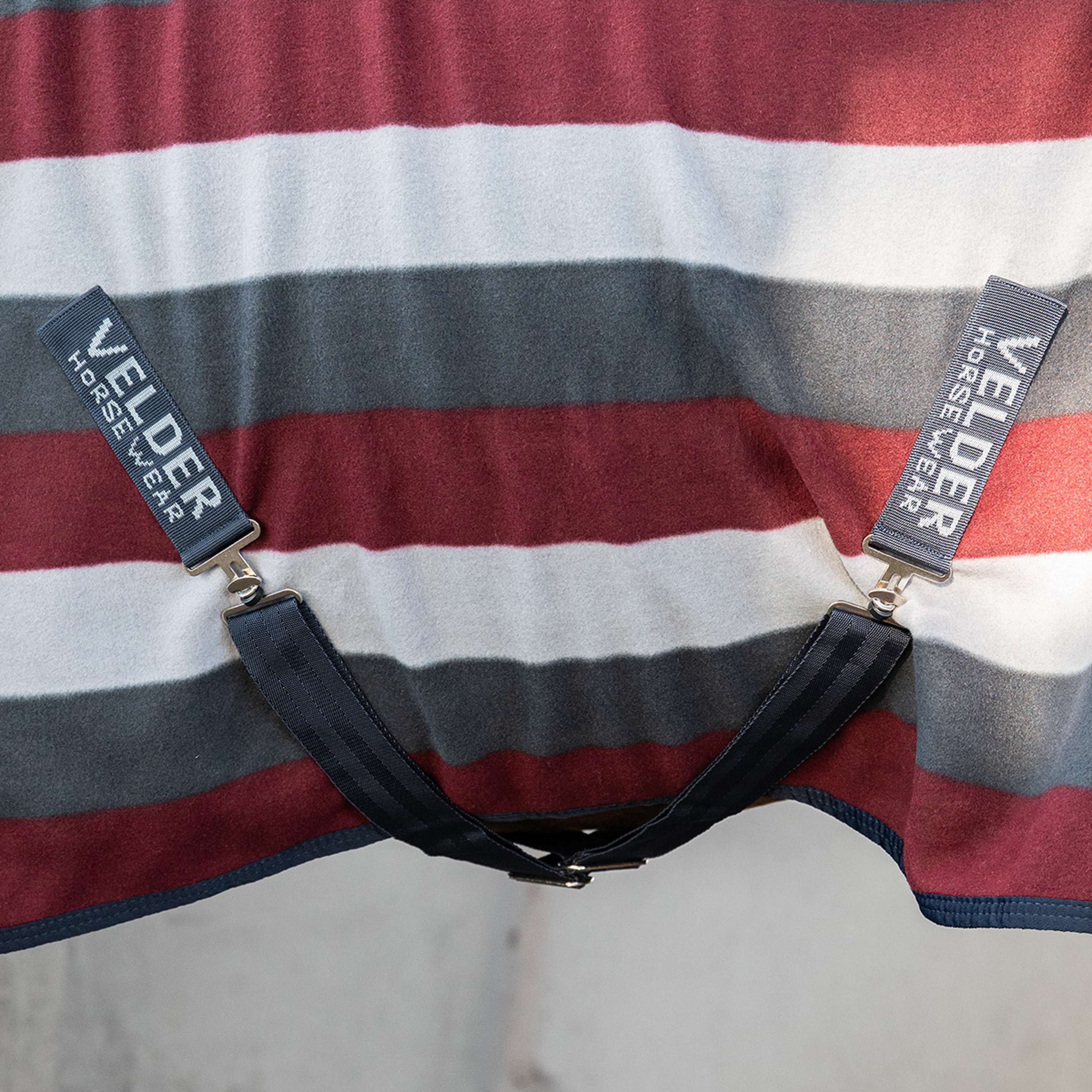 Velder Horsewear Essentials Manta de Forro Polar Polar Stripes Gris/Rojo Bordeaux