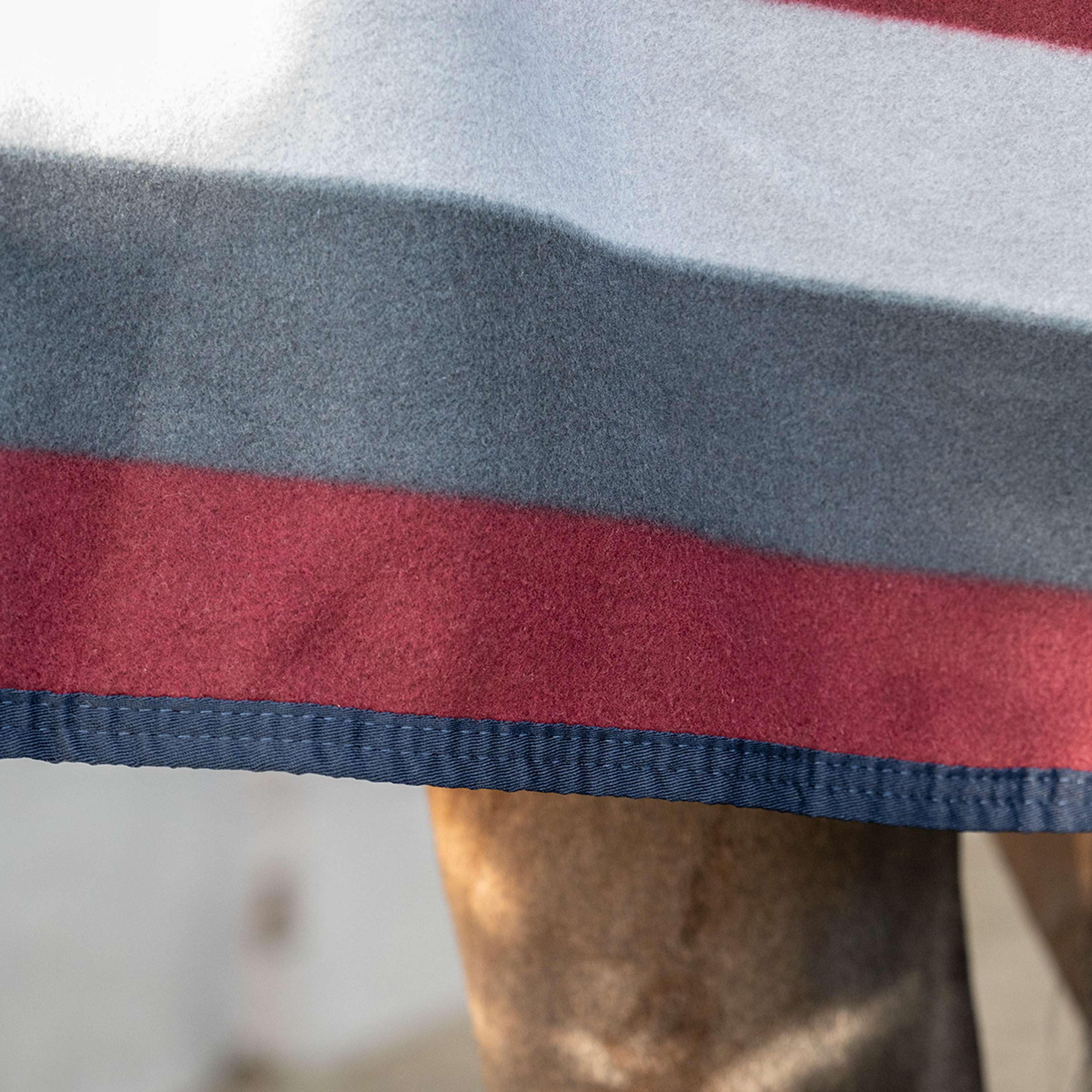 Velder Horsewear Essentials Manta de Forro Polar Polar Stripes Gris/Rojo Bordeaux