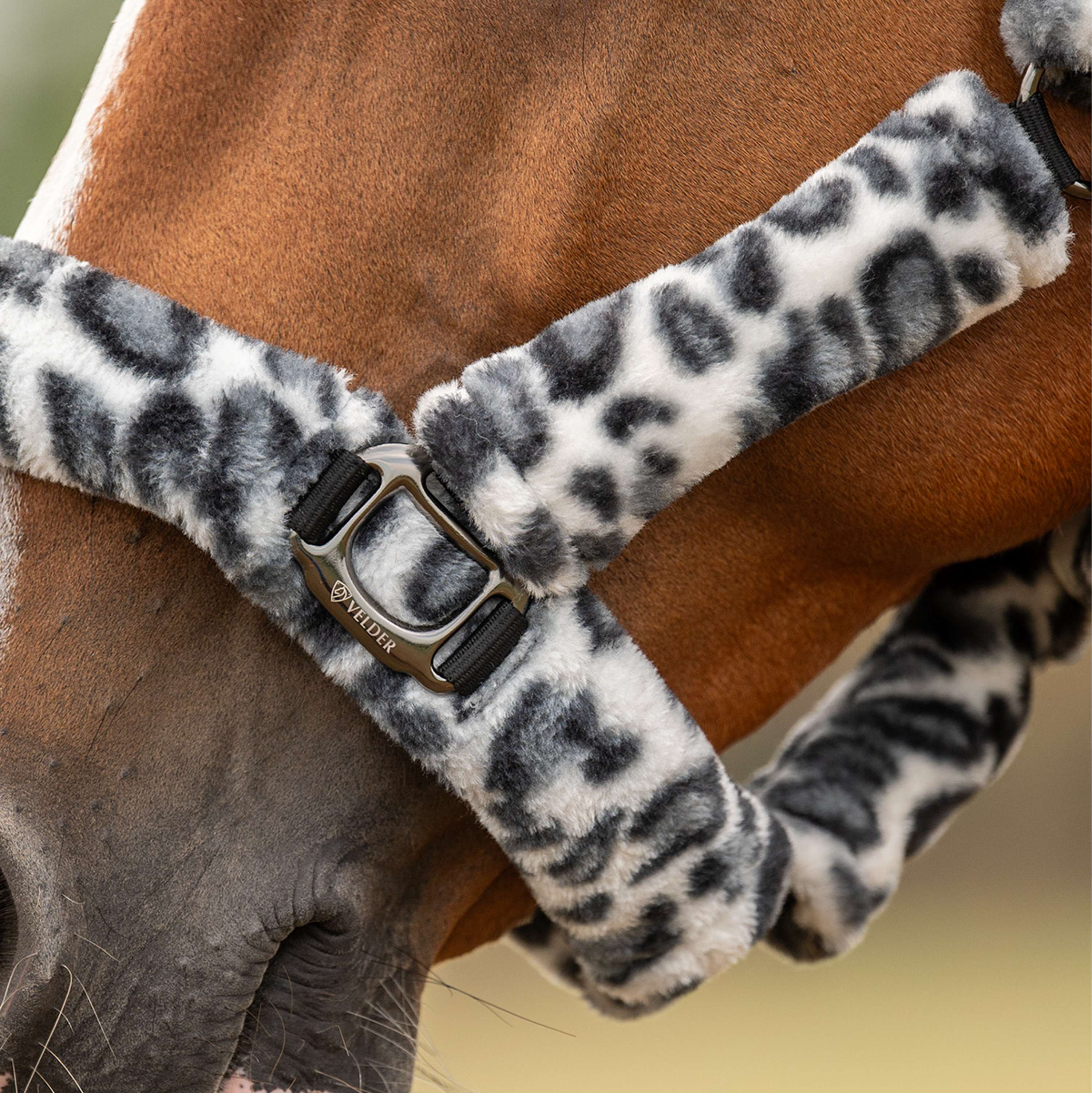 Velder Horsewear Premium Cabezada Comfort Fur Snow Leopard Gris