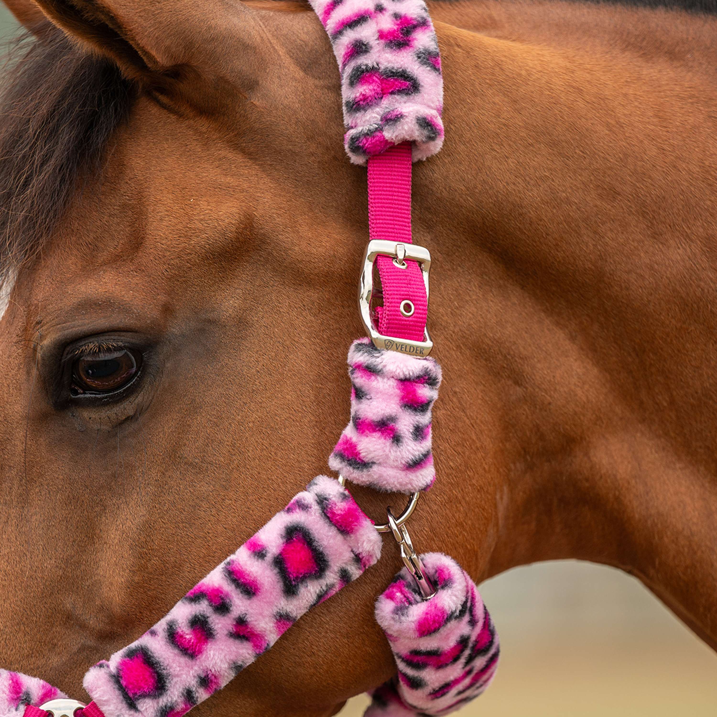Velder Horsewear Premium Cabezada Comfort Fur Snow Leopard Rosa