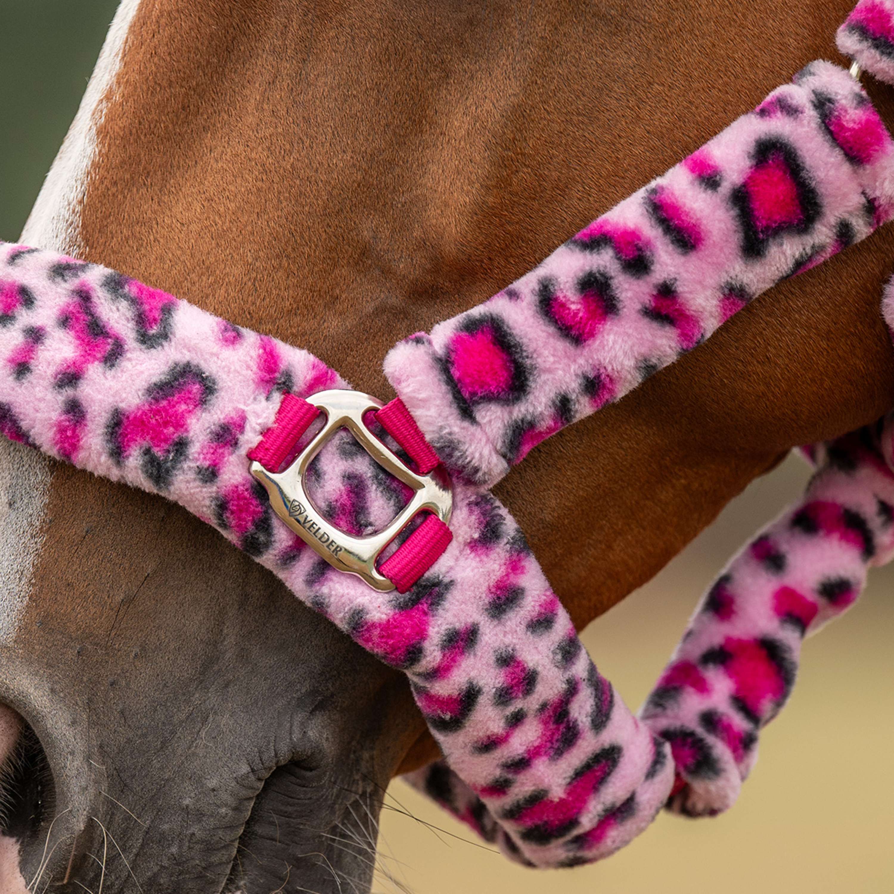 Velder Horsewear Premium Cabezada Comfort Fur Snow Leopard Rosa