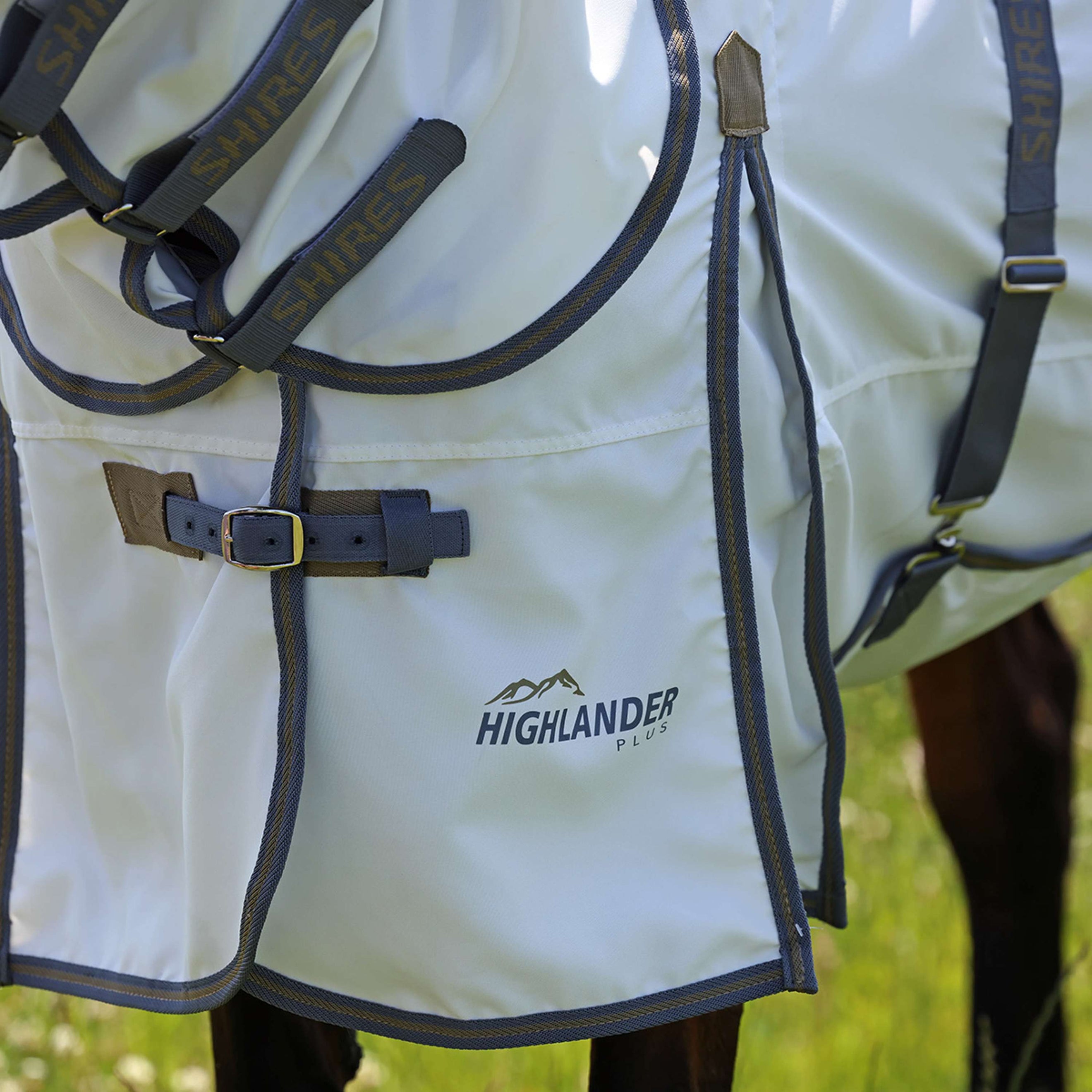 Highlander Plus by Shires Manta para Eczema Sweet-Itch Combo Blanco/Airforce Highlander Plus by Shires Manta para Eczema Sweet-Itch Combo Blanco/Airforce