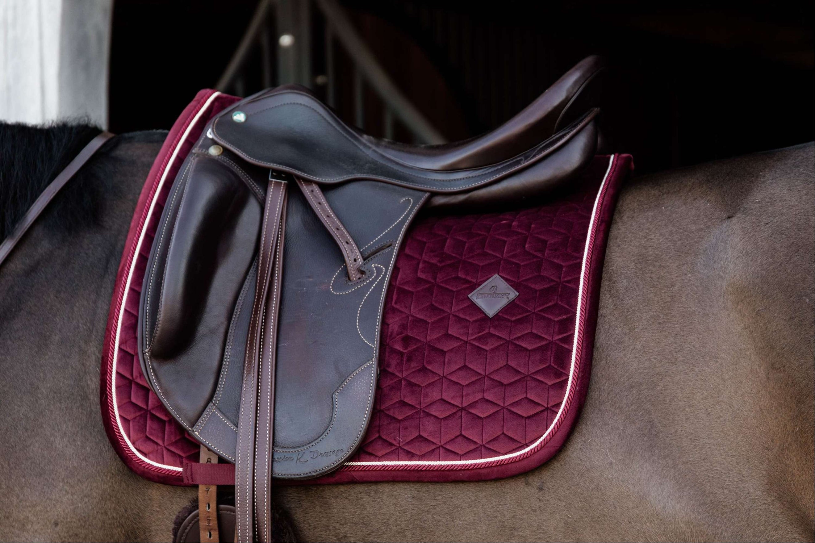 Kentucky Horsewear Mantilla Velvet Doma Bordeaux Kentucky Horsewear Mantilla Velvet Doma Bordeaux