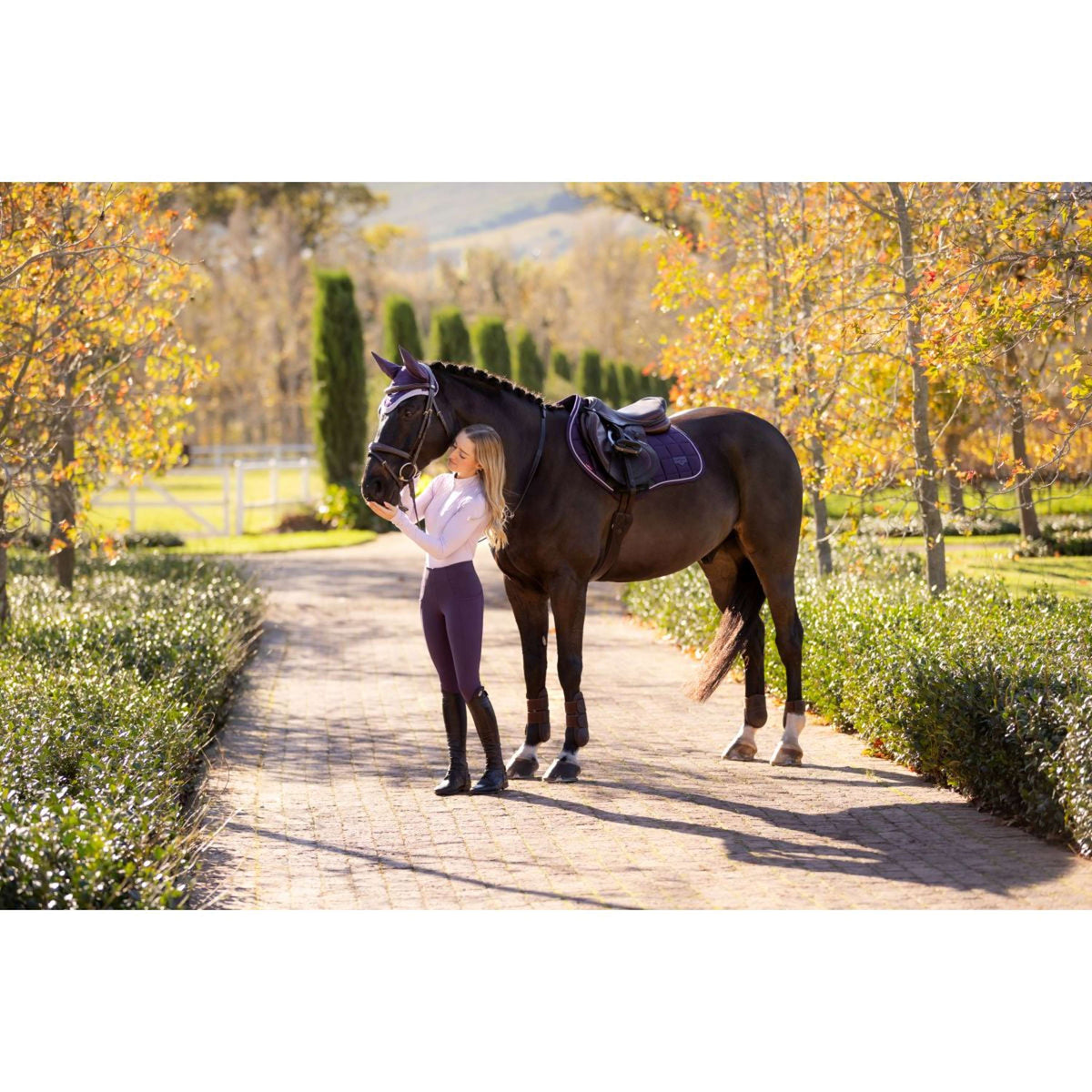 LeMieux Mantilla Loire Classic saltando Juniper