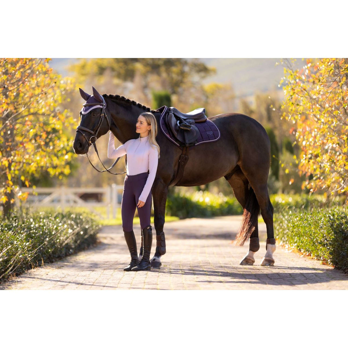 LeMieux Mantilla Loire Classic saltando Juniper
