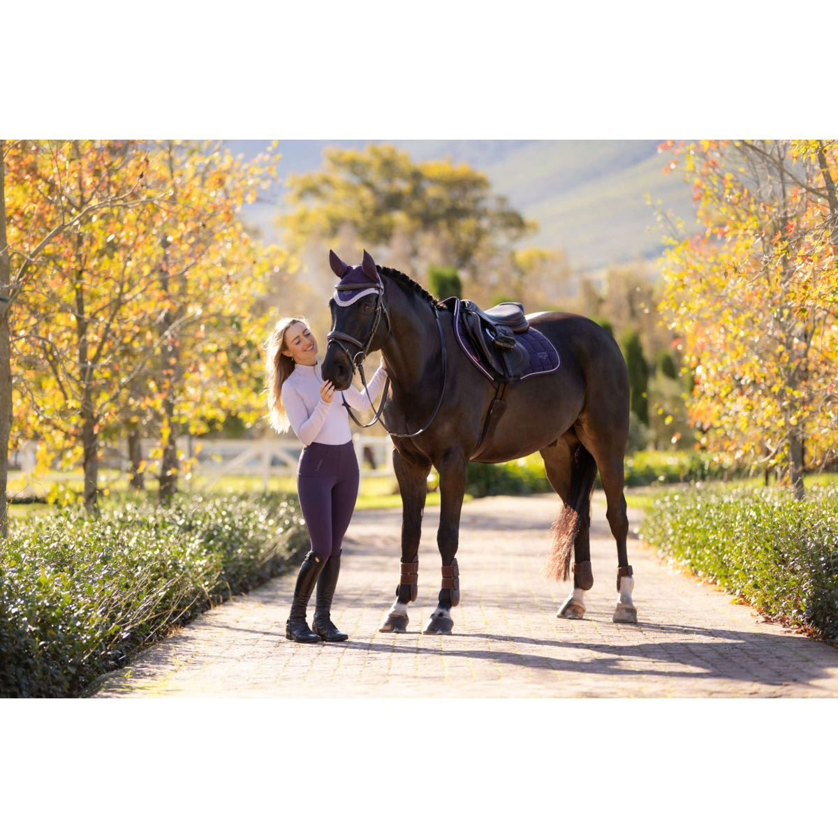 LeMieux Mantilla Loire Classic saltando Juniper