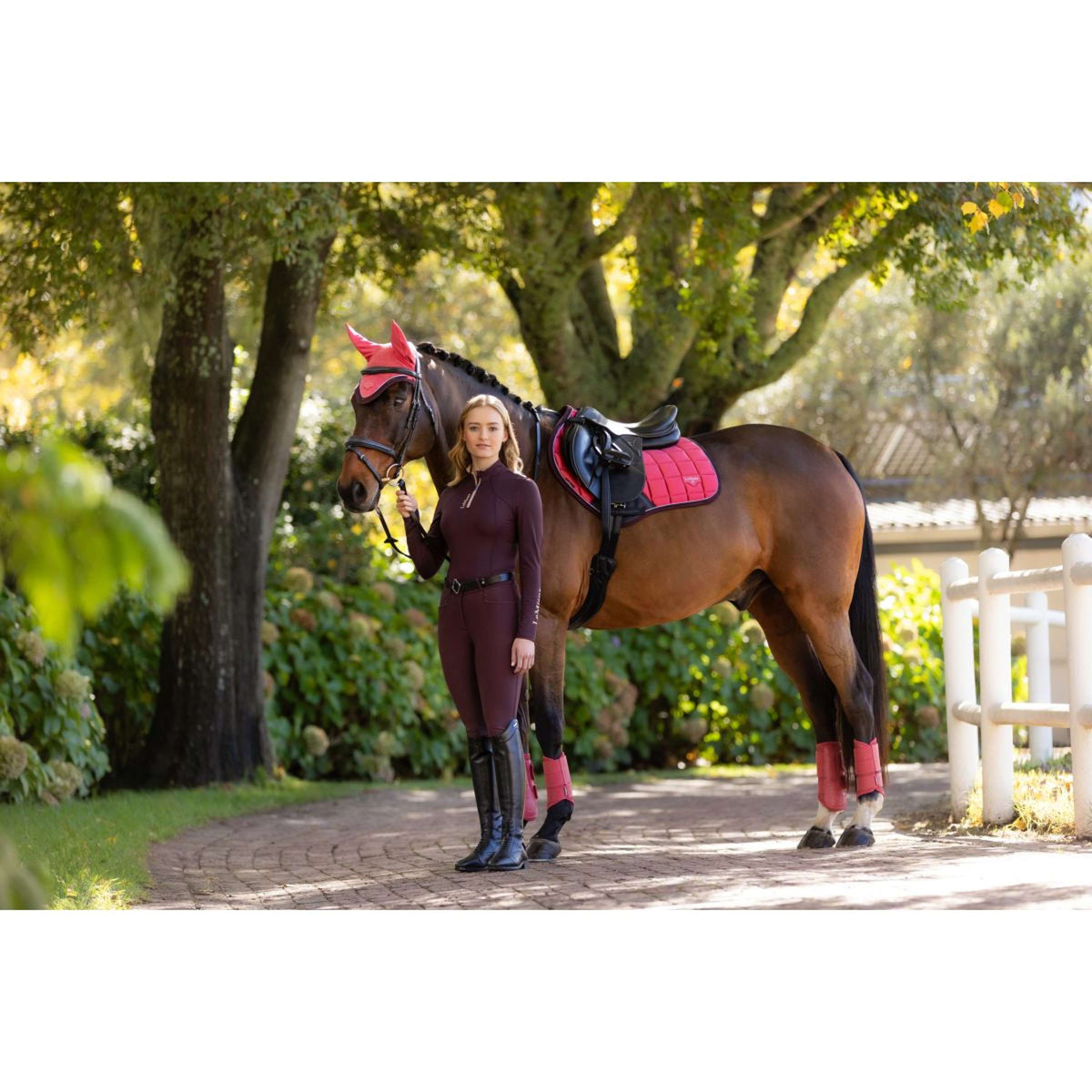 LeMieux Mantilla Loire Classic saltando Cranberry