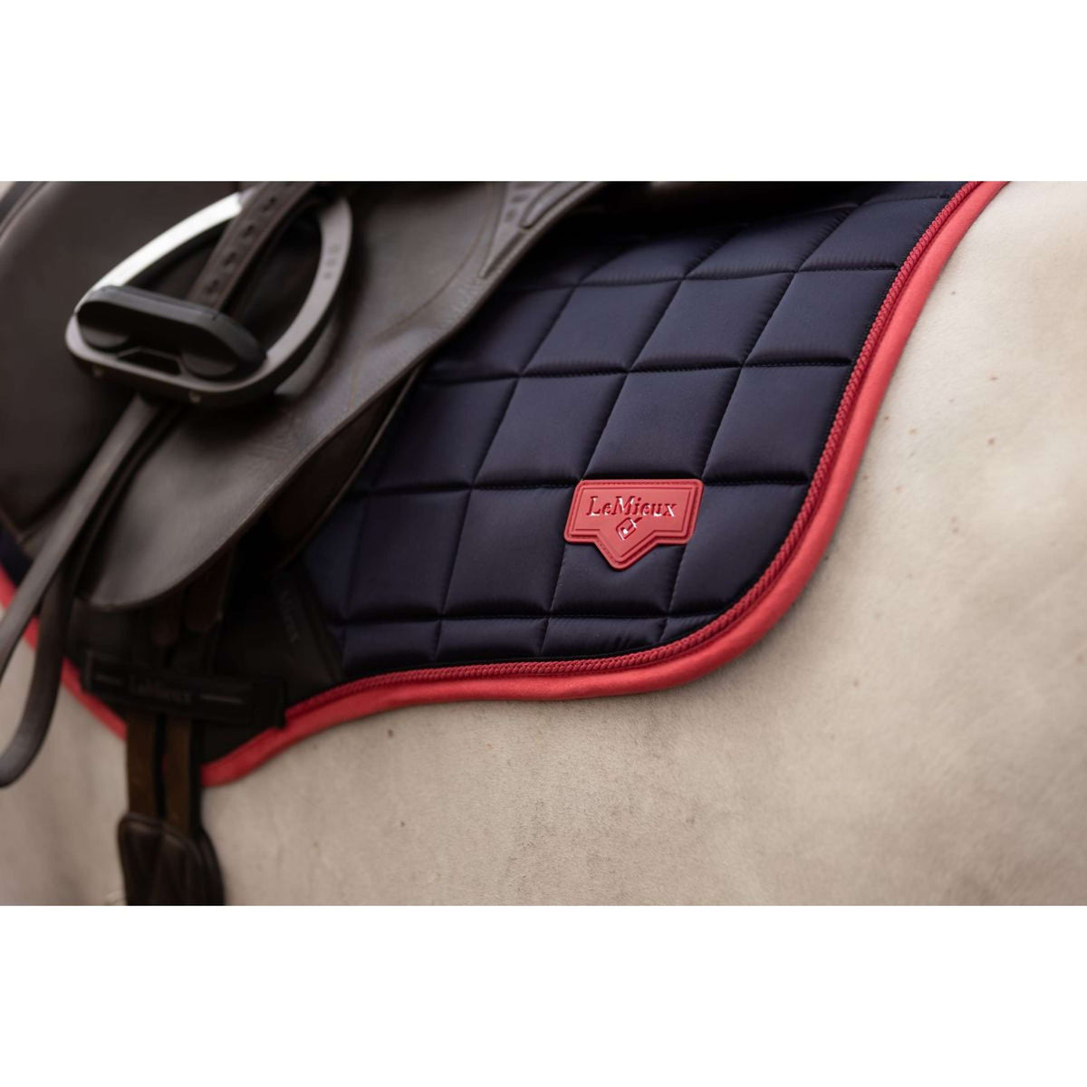 LeMieux Mantilla Loire Classic saltando Navy/Cranberry