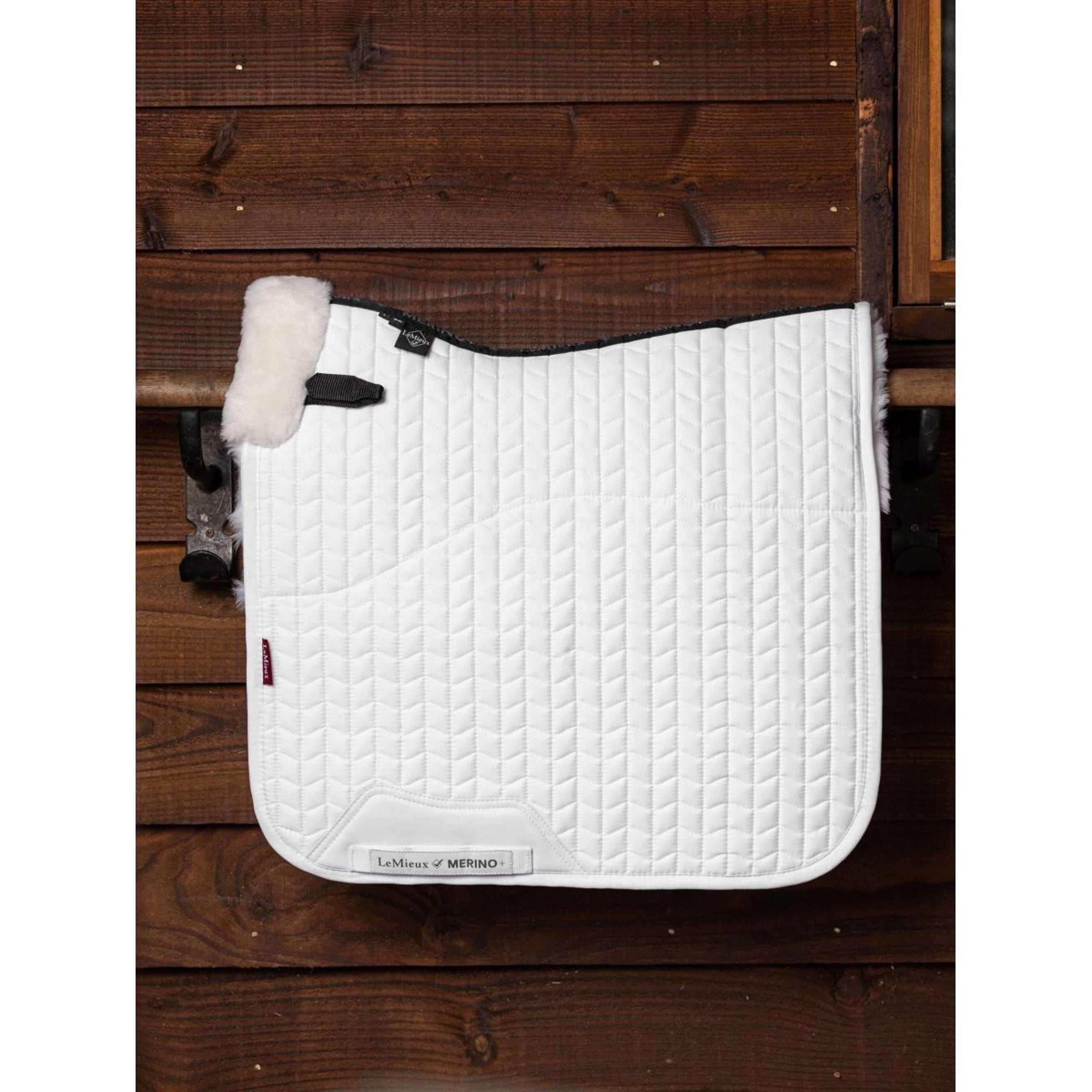 LeMieux Mantilla ProLambs Square Half Lined Doma Blanco LeMieux Mantilla ProLambs Square Half Lined Doma Blanco