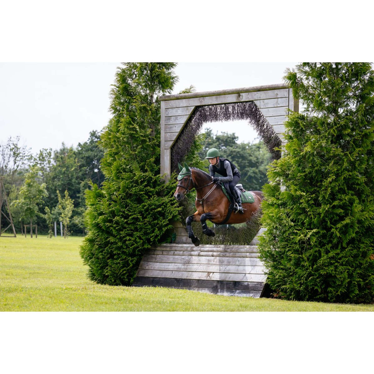 LeMieux Mantilla Loire Classic Square Close Contact Hunter Green