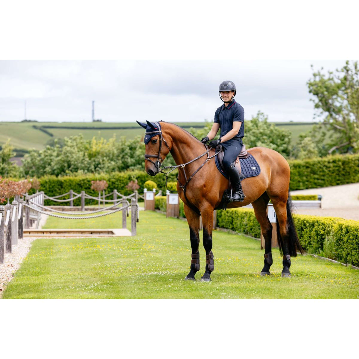 LeMieux Mantilla Loire Classic Square Close Contact Navy