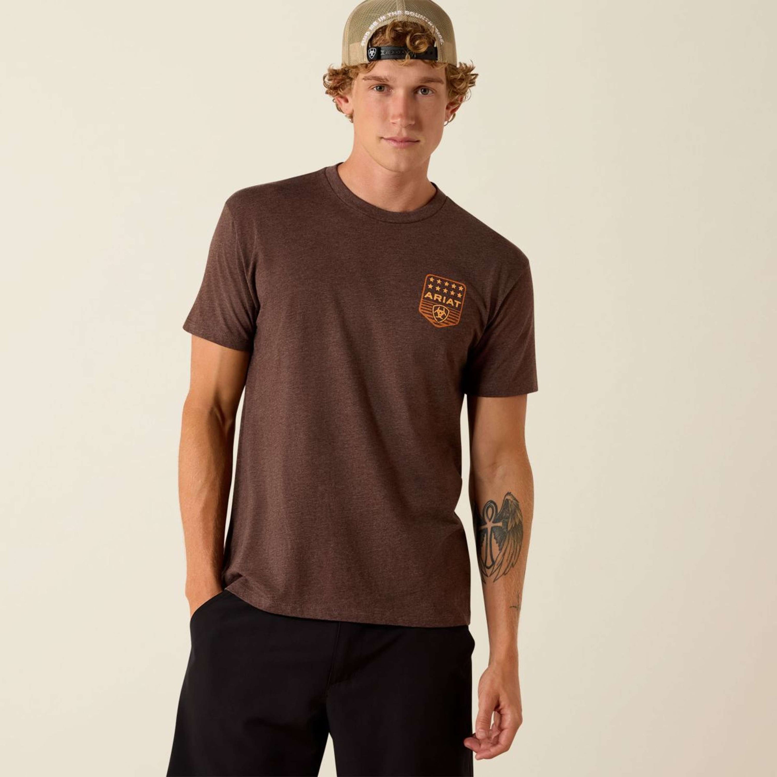 Ariat T-Shirt Strip Patriotic Badge Tee Hombres Brown Heather Ariat T-Shirt Strip Patriotic Badge Tee Hombres Brown Heather