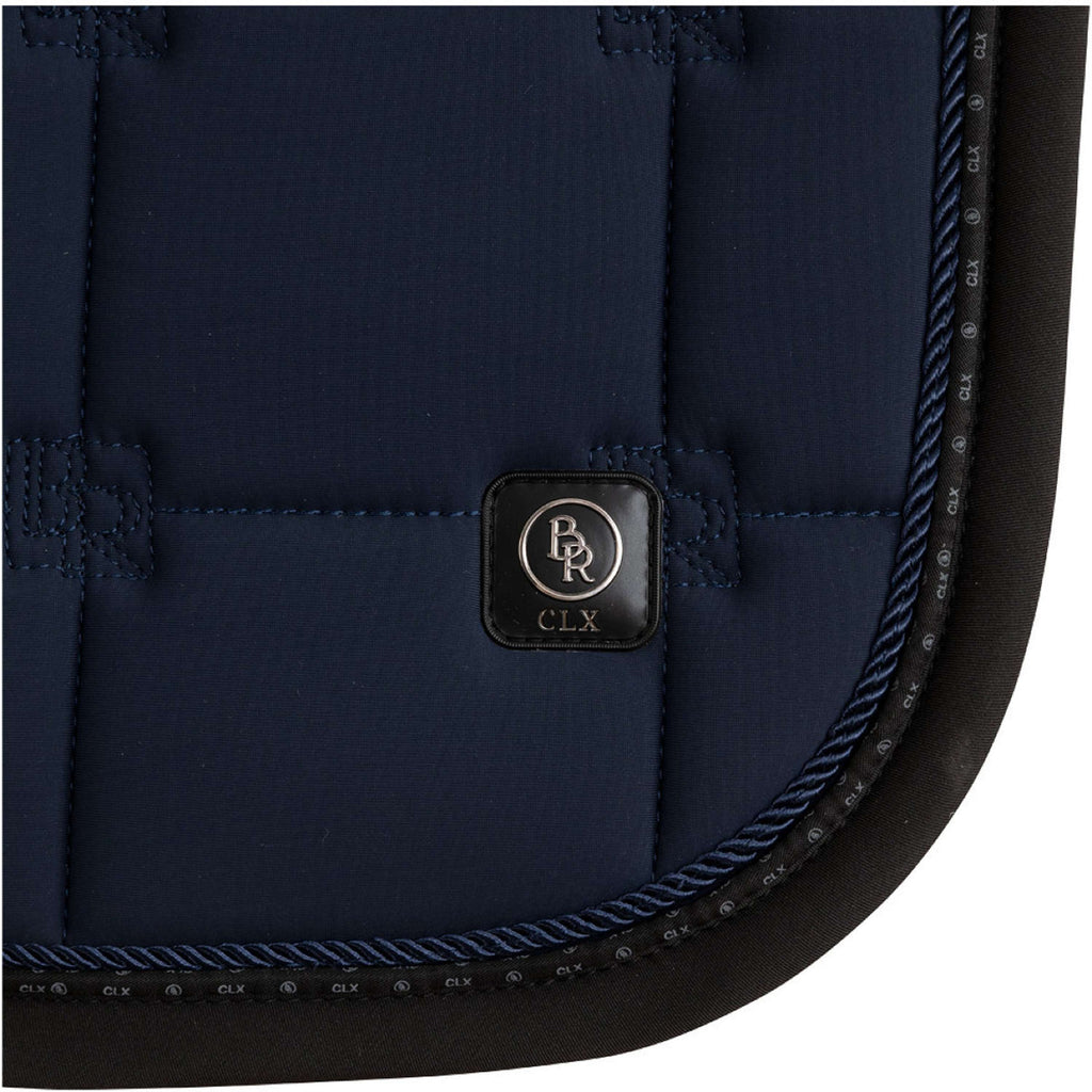 BR Mantilla CLX saltando Navy Blazer