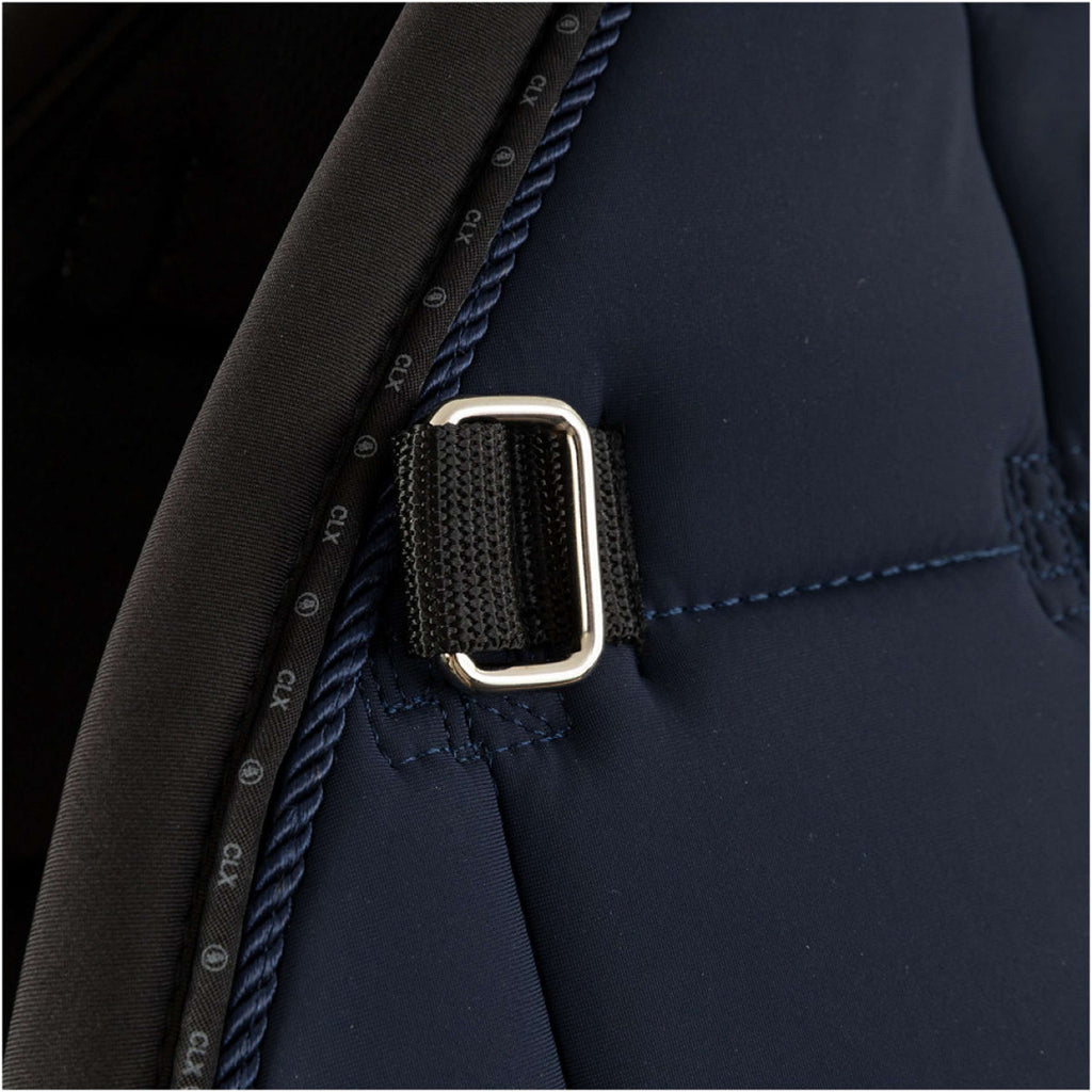 BR Mantilla CLX saltando Navy Blazer