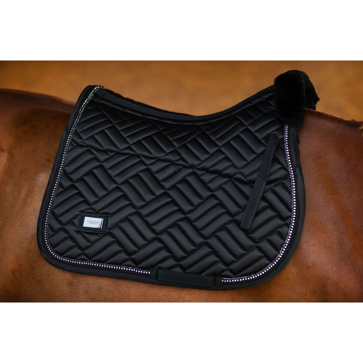 Equestrian Stockholm Mantilla Vegan Fur saltando Crystal Black