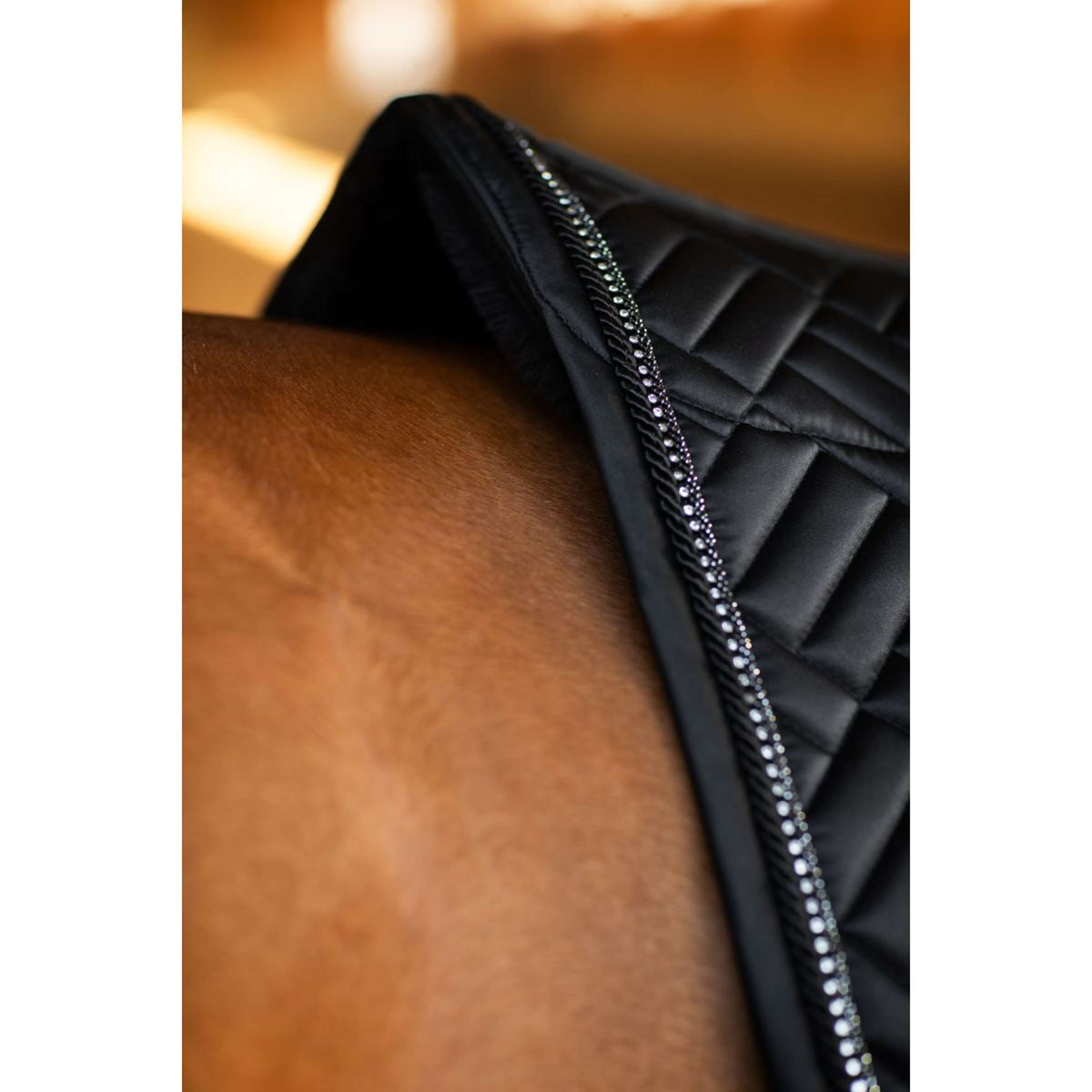 Equestrian Stockholm Mantilla Vegan Fur saltando Crystal Black