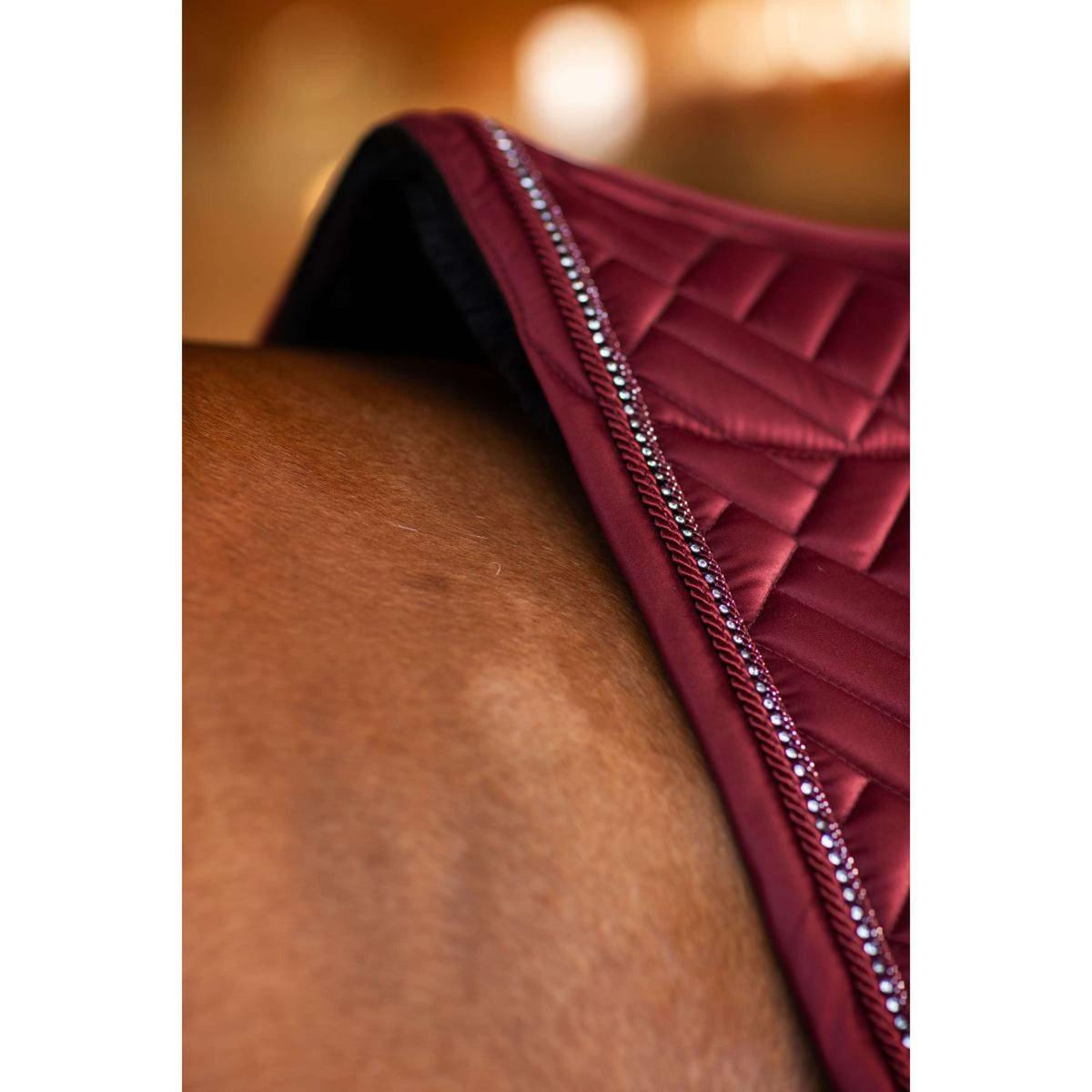 Equestrian Stockholm Mantilla Vegan Fur saltando Crystal Bordeaux