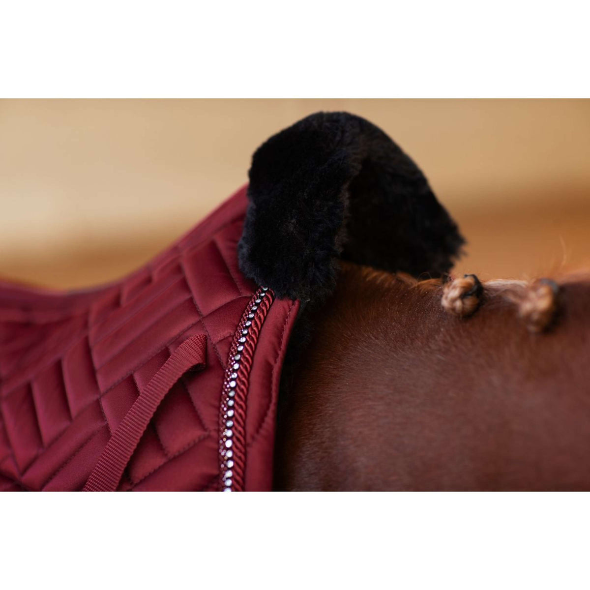 Equestrian Stockholm Mantilla Vegan Fur saltando Crystal Bordeaux