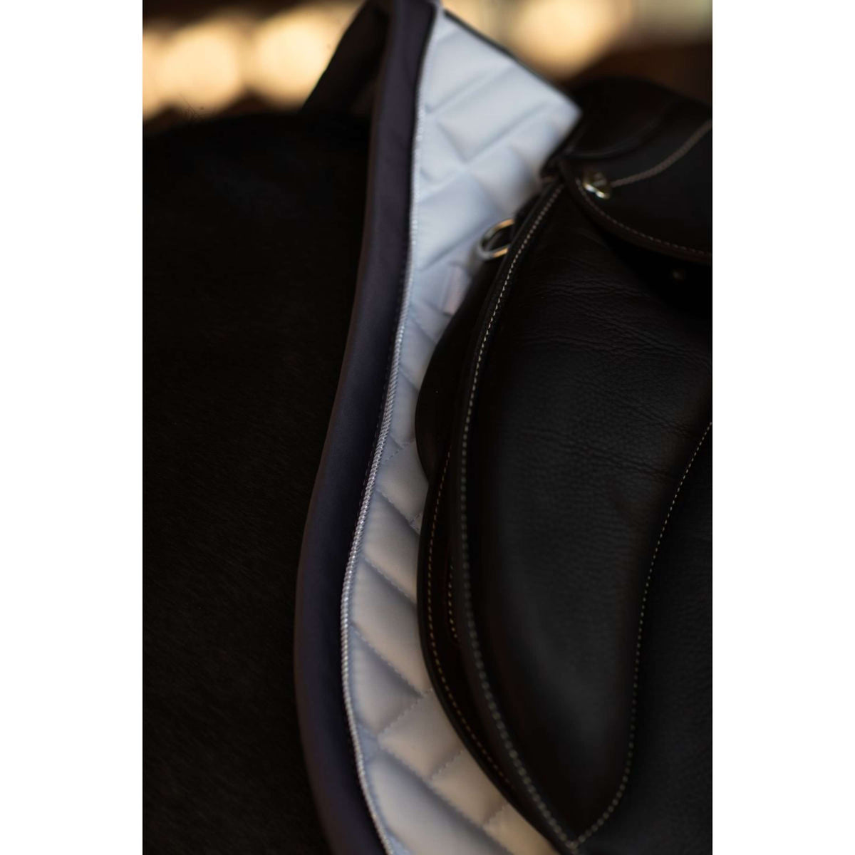 Equestrian Stockholm Mantilla Modern saltando Blanco/Dark Violet