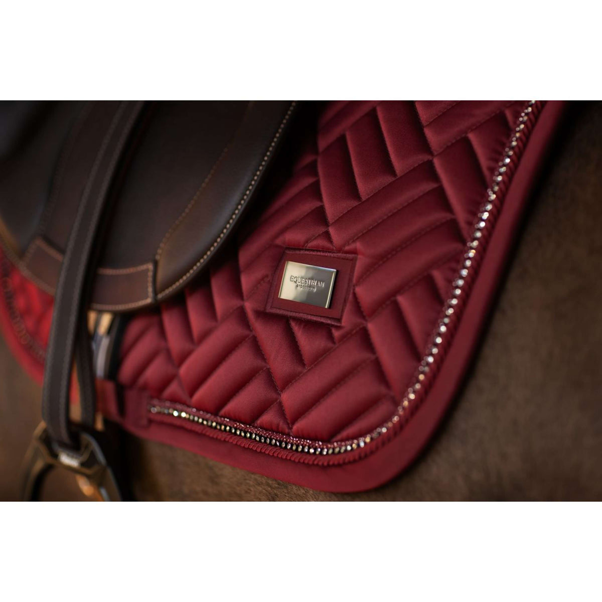 Equestrian Stockholm Mantilla Vegan Fur saltando Crystal Bordeaux