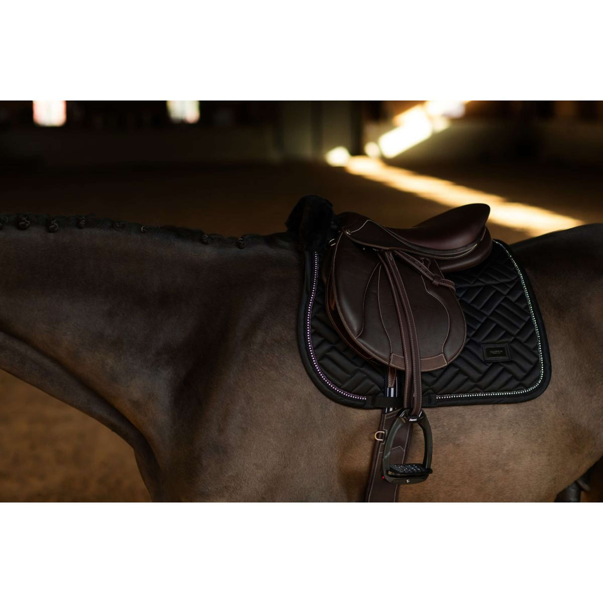 Equestrian Stockholm Mantilla Vegan Fur saltando Crystal Black