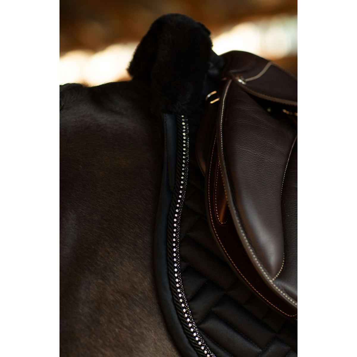 Equestrian Stockholm Mantilla Vegan Fur saltando Crystal Black