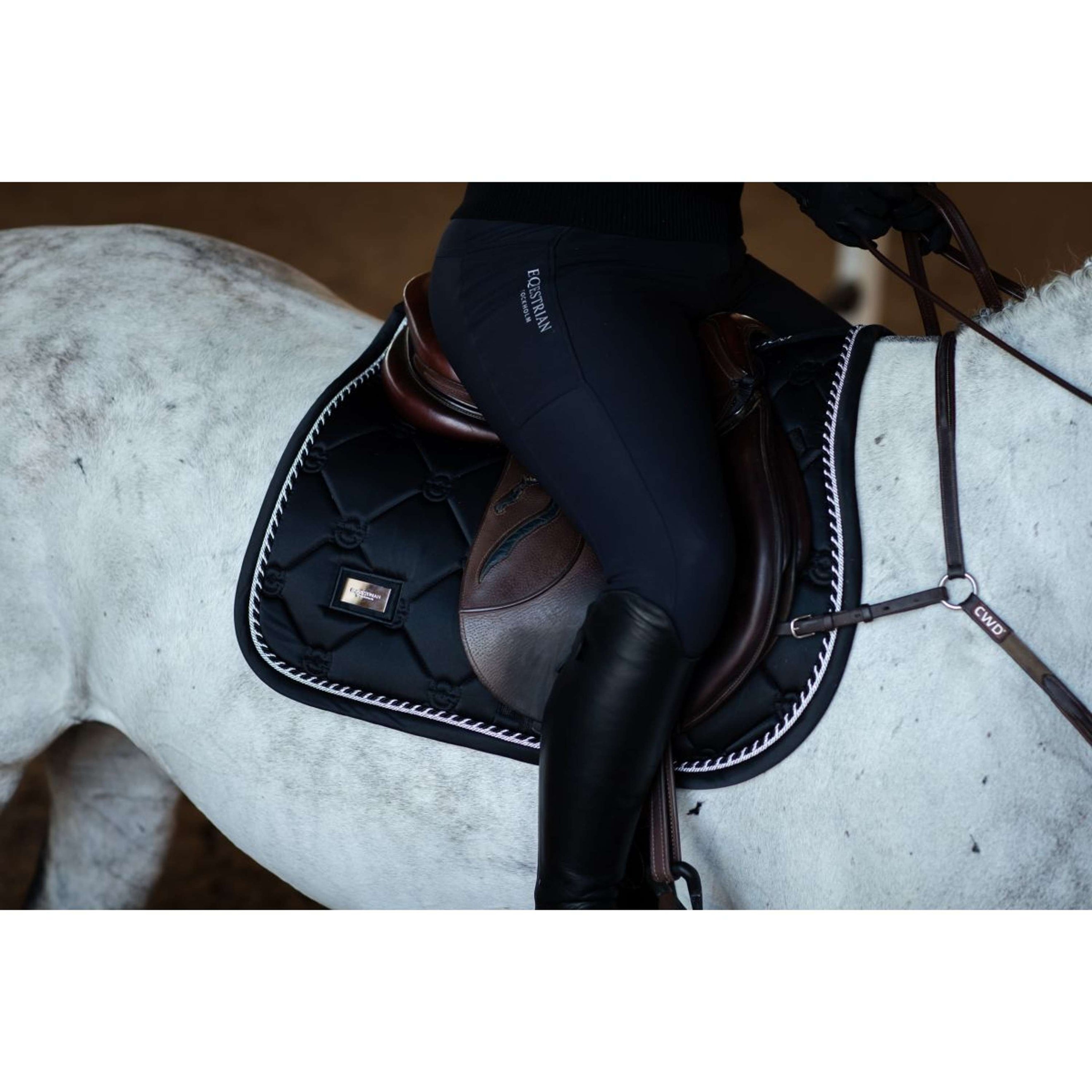 Equestrian Stockholm Mantilla Saltando Edicion Negra Equestrian Stockholm Mantilla Saltando Edicion Negra