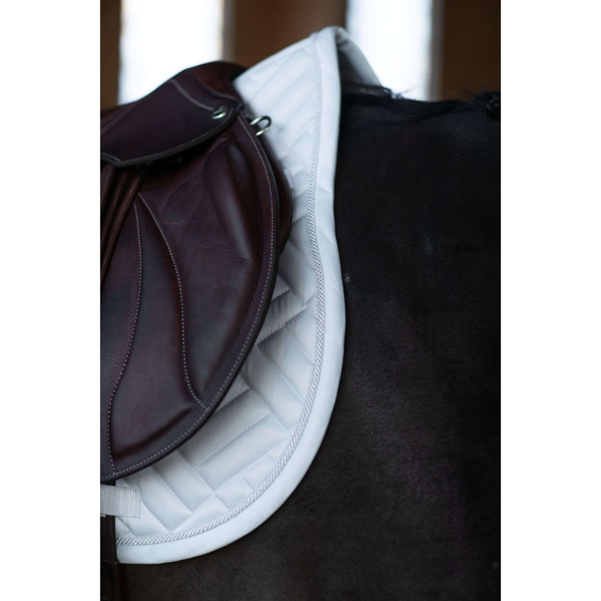 Equestrian Stockholm Mantilla Modern Springen White Silver