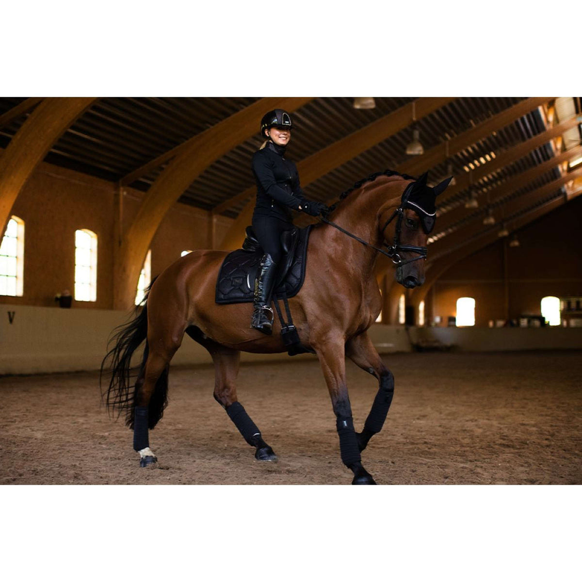 Equestrian Stockholm Mantilla Doma clásica All Black Glimmer