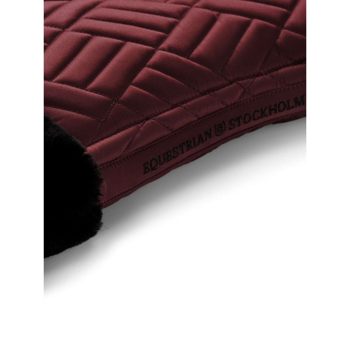 Equestrian Stockholm Mantilla Vegan Fur saltando Crystal Bordeaux