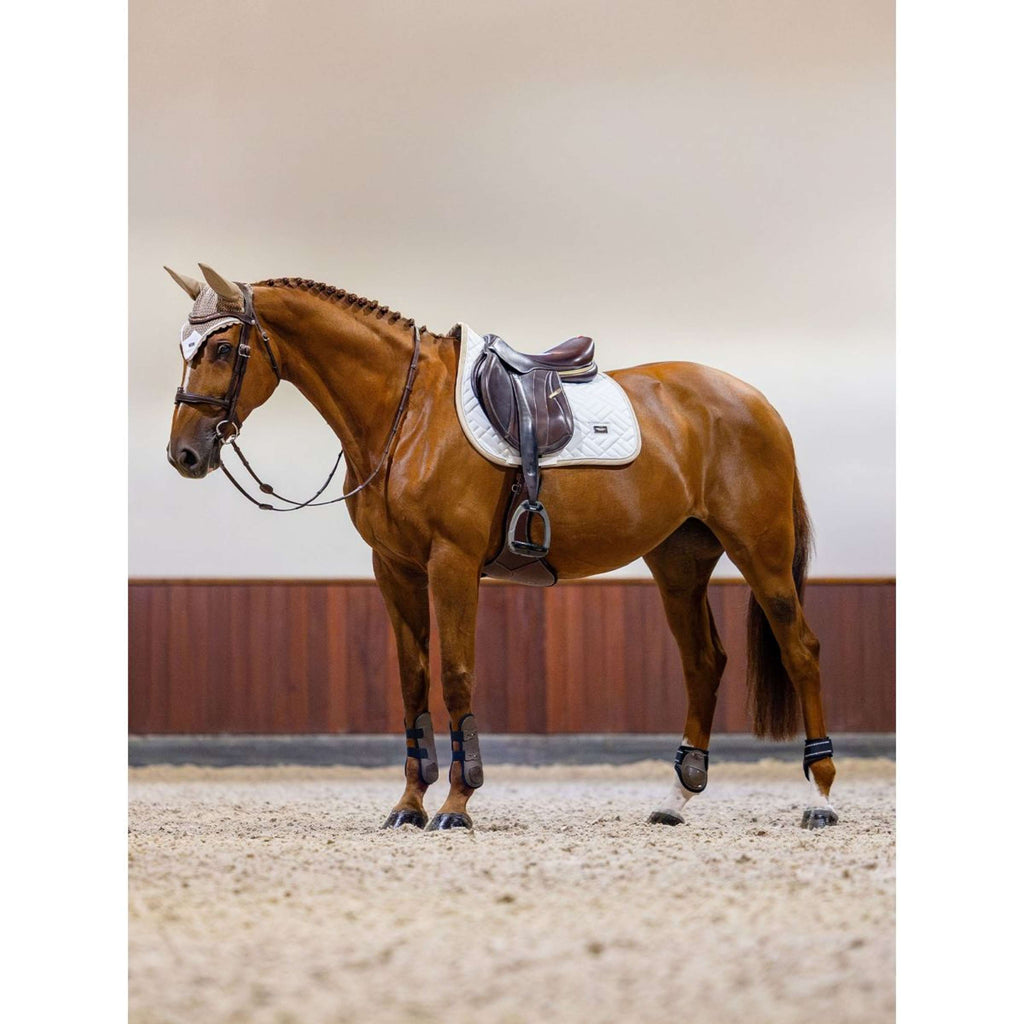 Equestrian Stockholm Mantilla Modern saltando White Sand