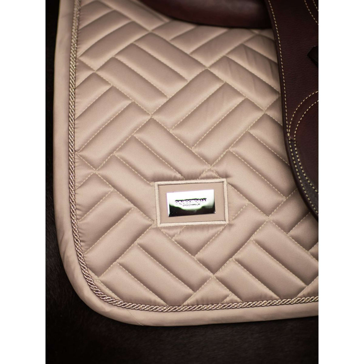 Equestrian Stockholm Mantilla Modern saltando Sand