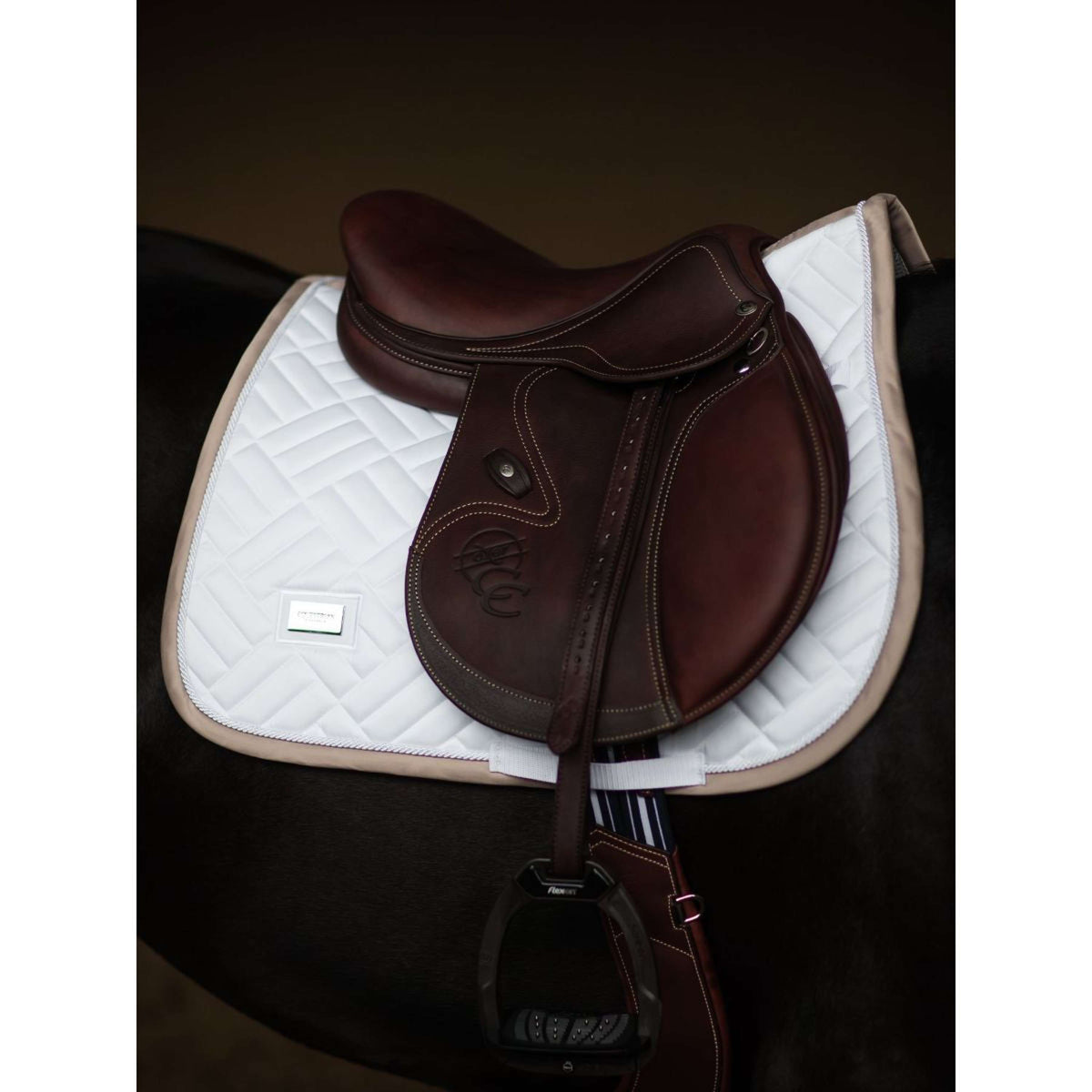 Equestrian Stockholm Mantilla Modern saltando White Sand