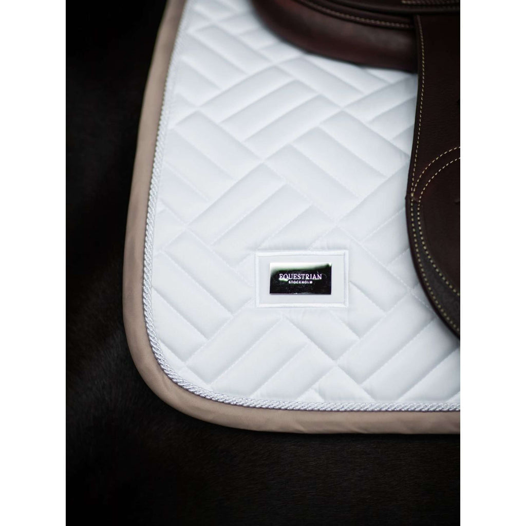 Equestrian Stockholm Mantilla Modern saltando White Sand