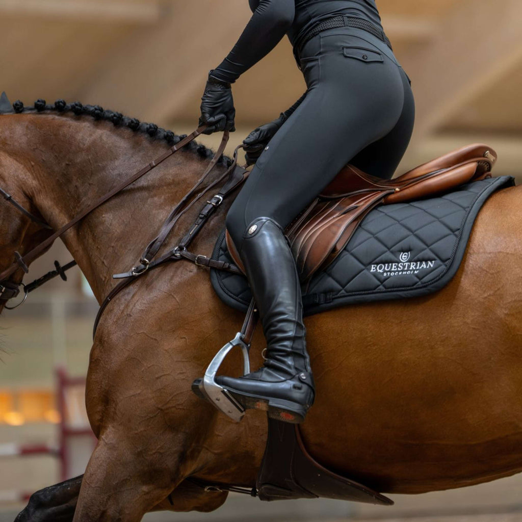 Equestrian Stockholm Mantilla Line saltando Negro