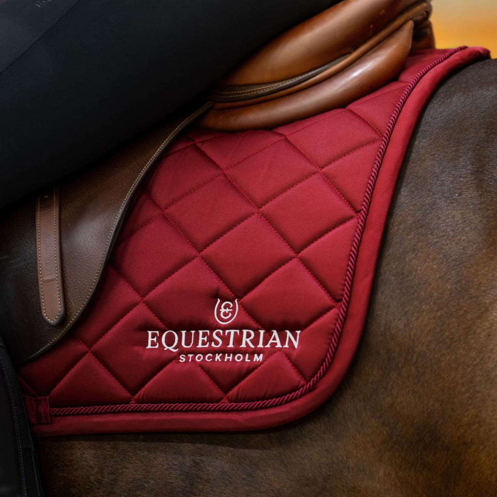 Equestrian Stockholm Mantilla Line saltando Bordeaux