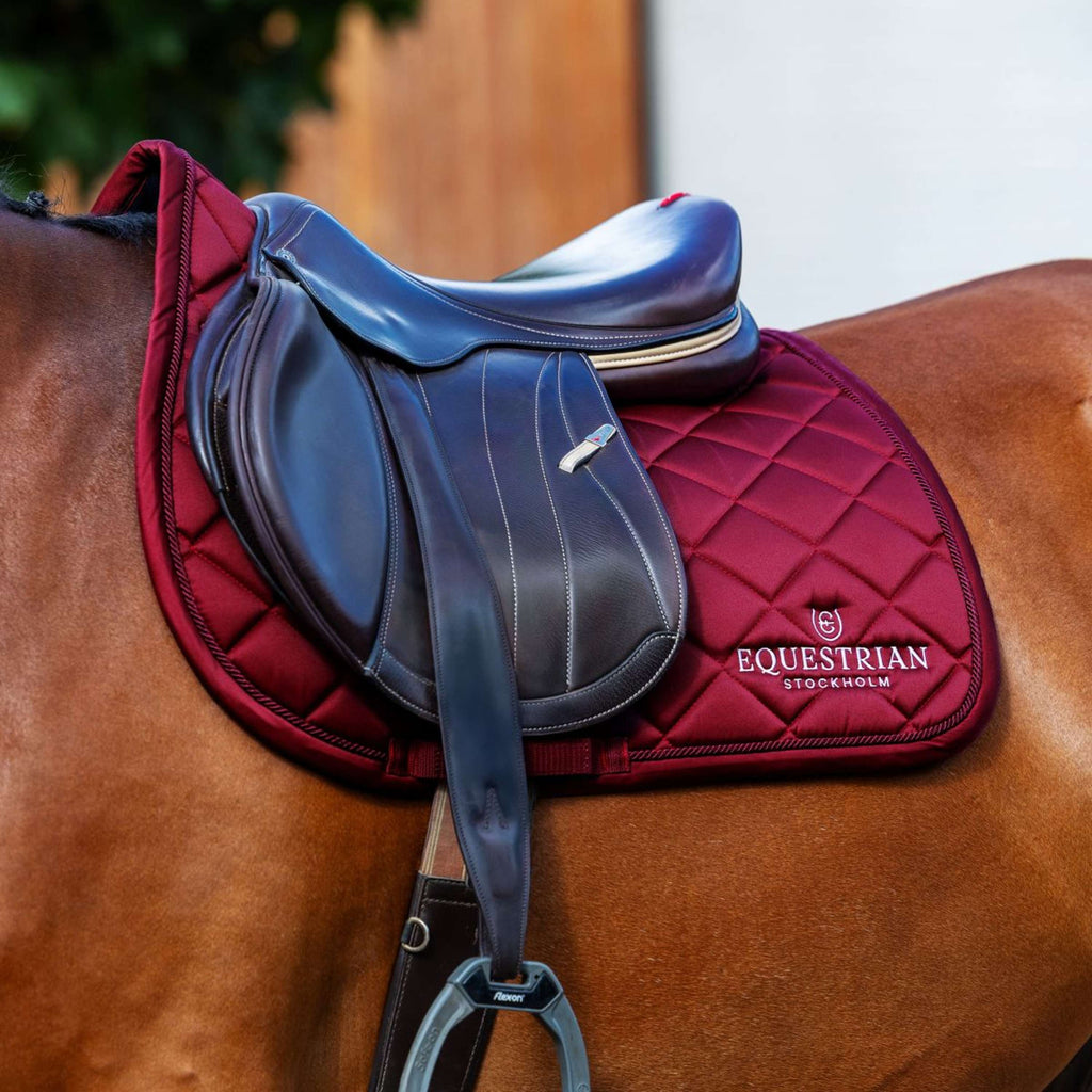 Equestrian Stockholm Mantilla Line saltando Bordeaux