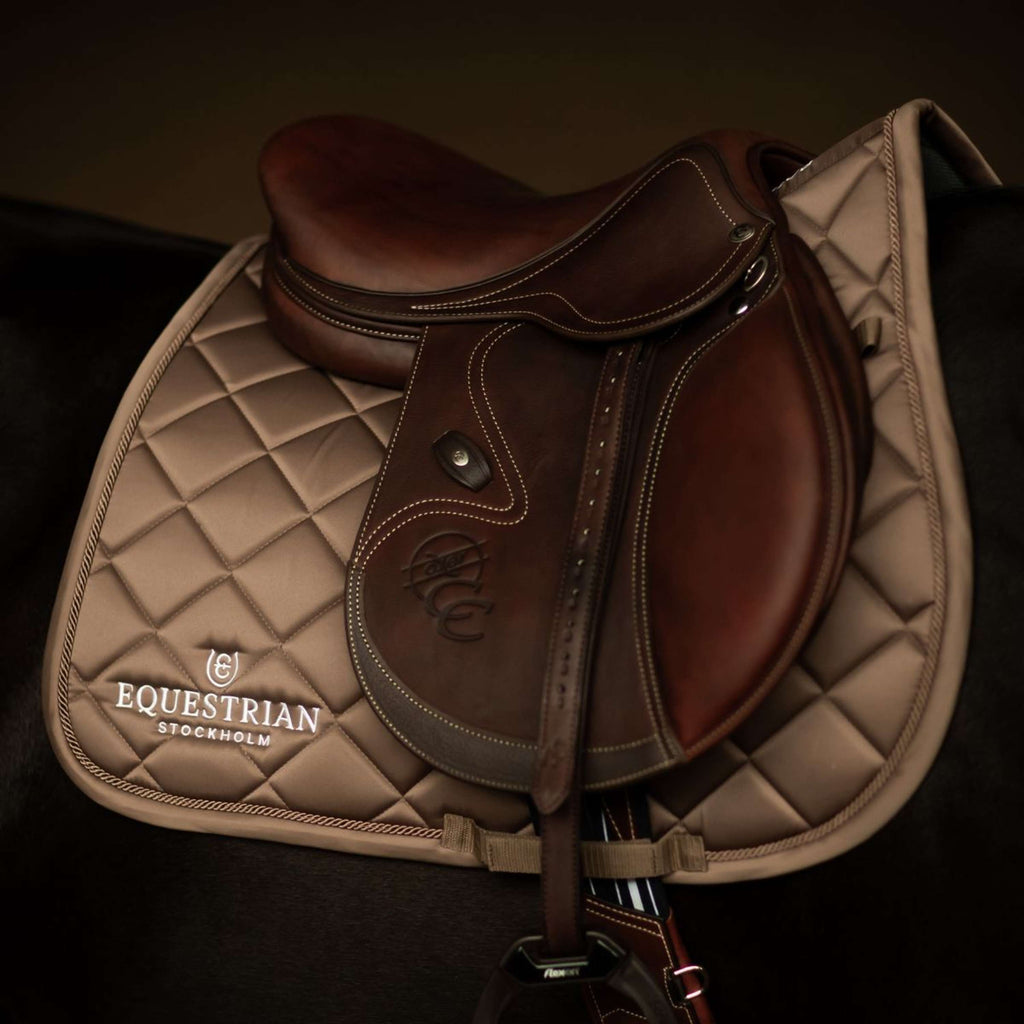 Equestrian Stockholm Mantilla Line saltando Champagne