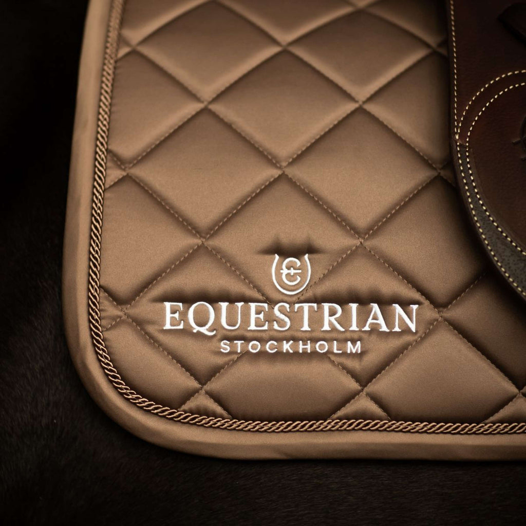 Equestrian Stockholm Mantilla Line saltando Champagne