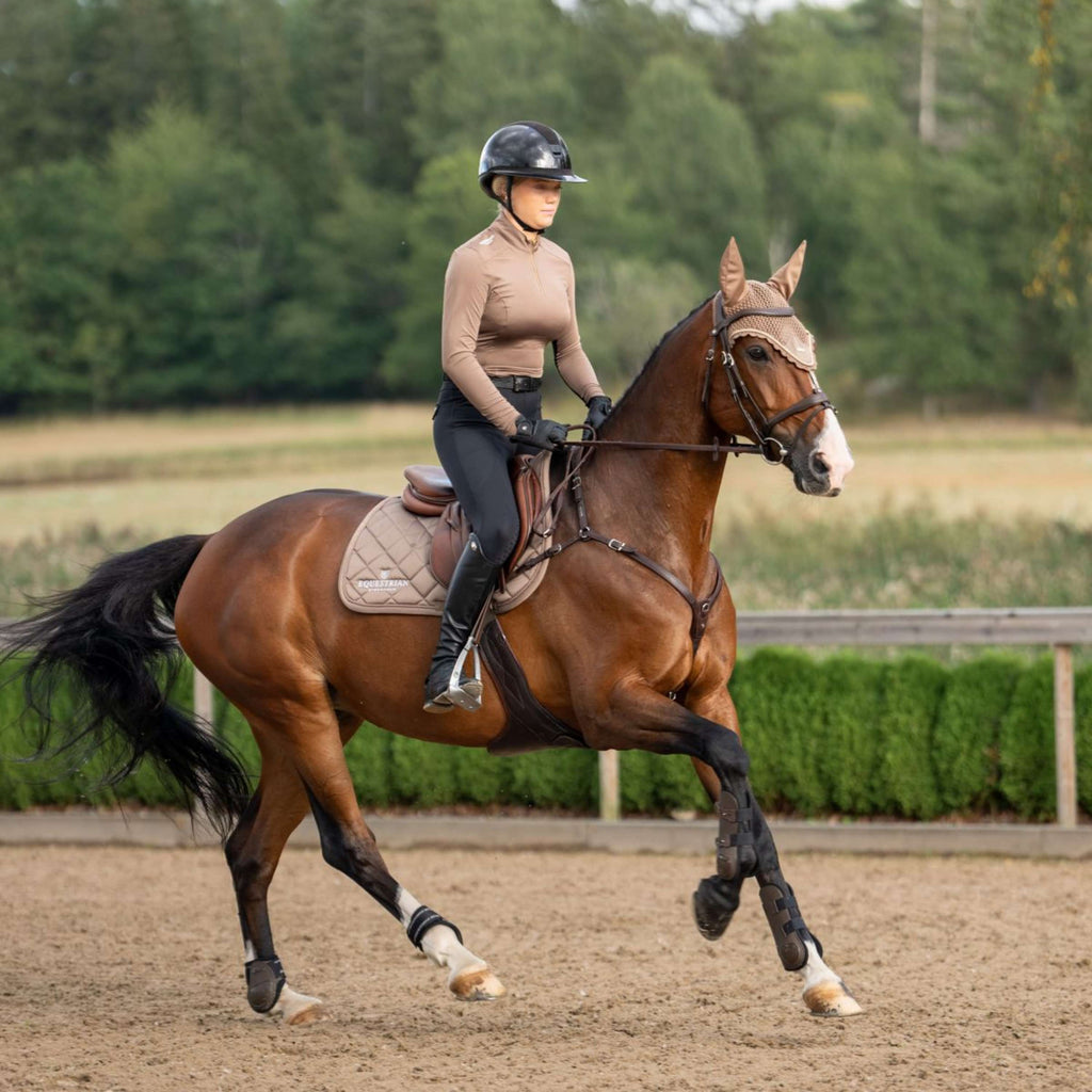 Equestrian Stockholm Mantilla Line saltando Champagne