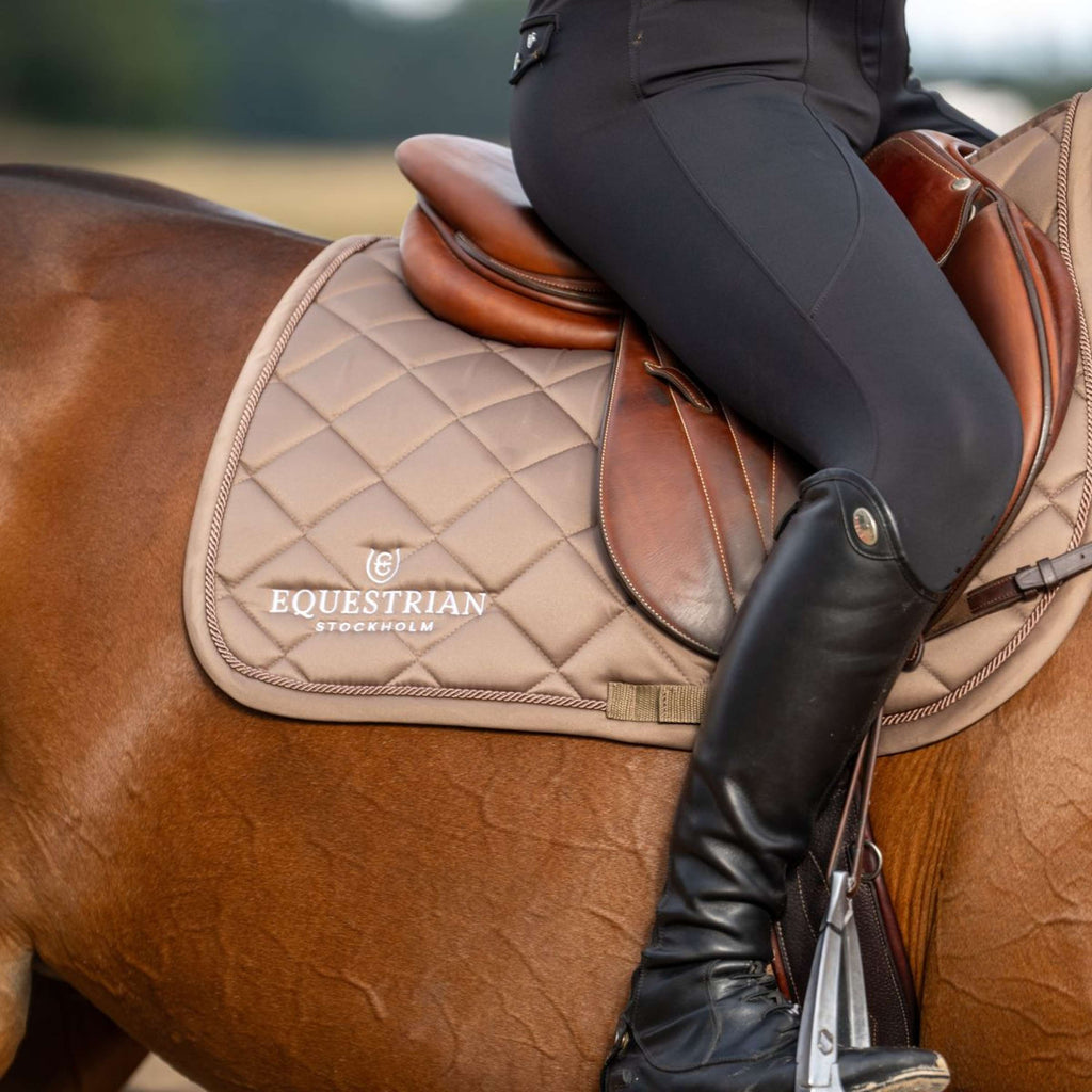 Equestrian Stockholm Mantilla Line saltando Champagne