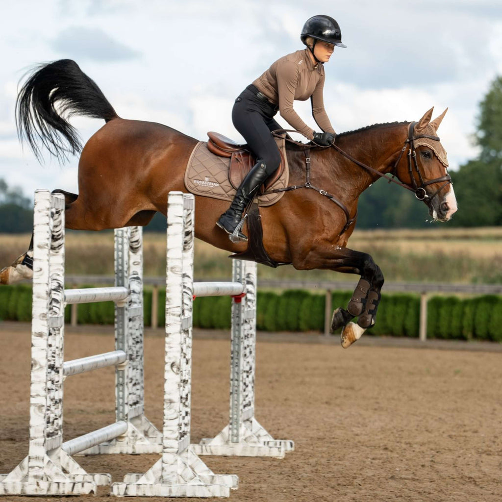 Equestrian Stockholm Mantilla Line saltando Champagne