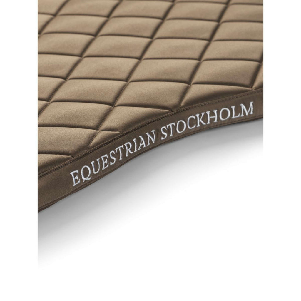 Equestrian Stockholm Mantilla Line saltando Champagne