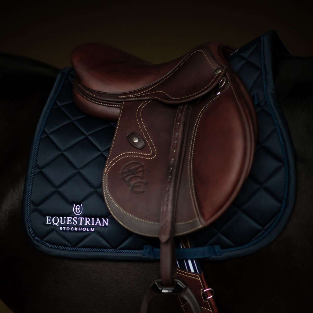 Equestrian Stockholm Mantilla Line saltando Navy