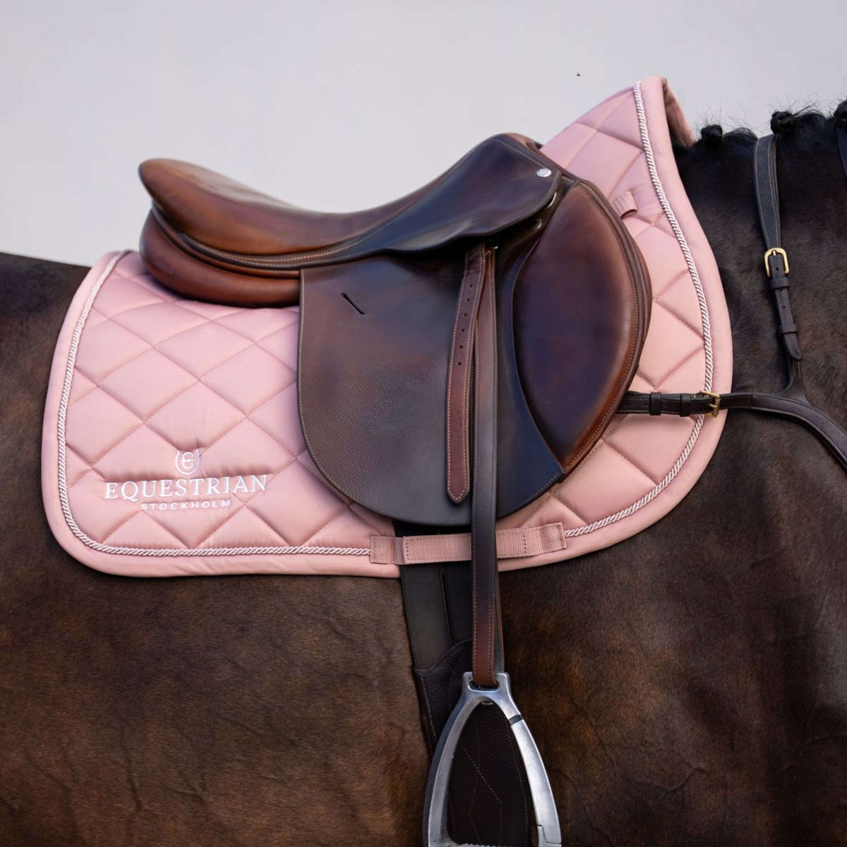 Equestrian Stockholm Mantilla Line saltando Rosa