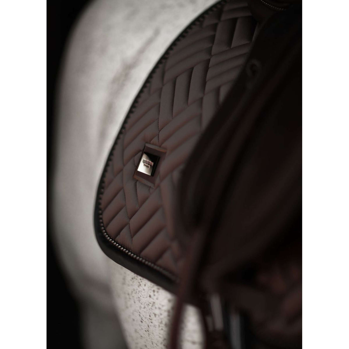 Equestrian Stockholm Mantilla Modern saltando Modern Mocha